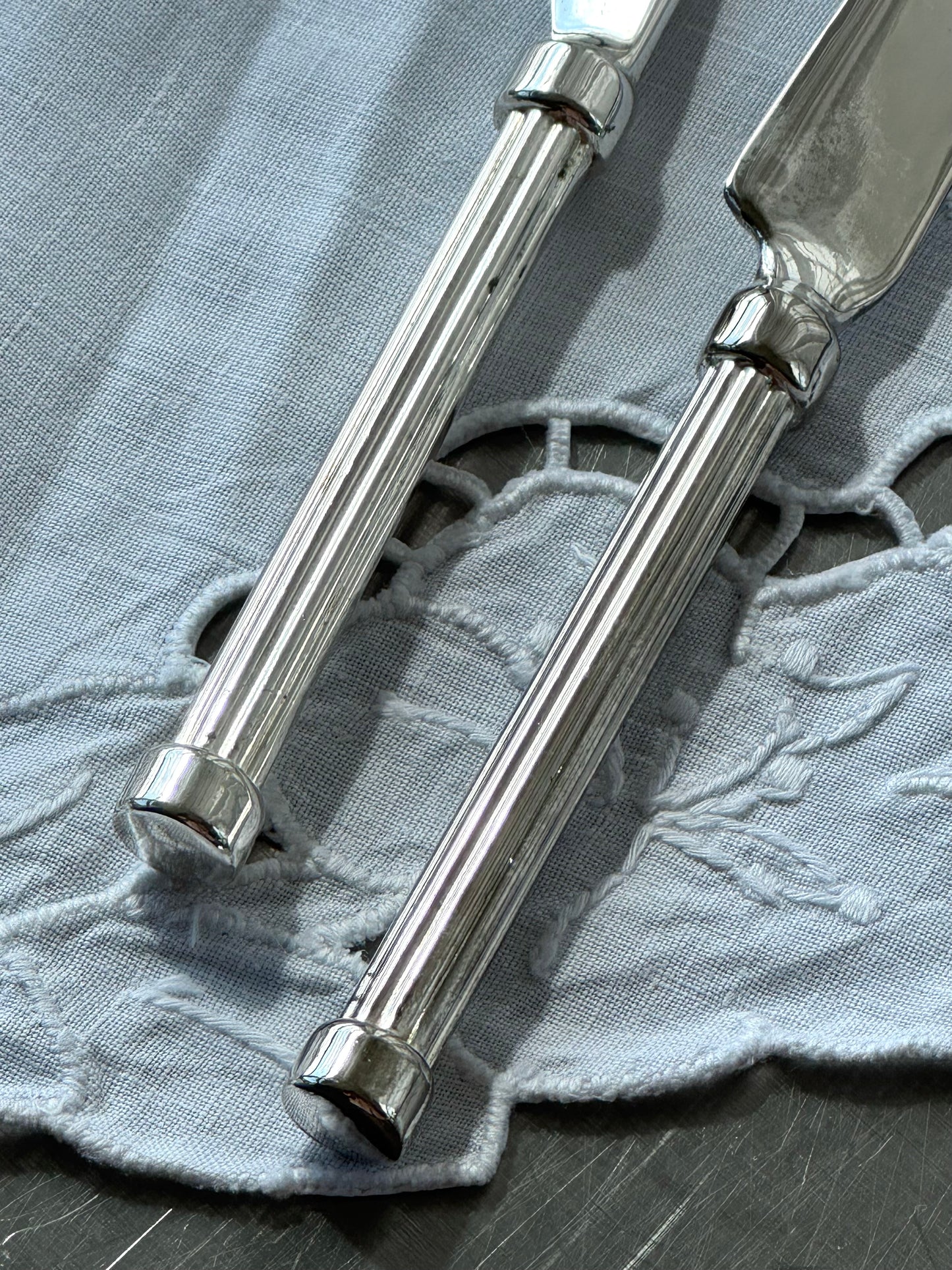 Cheese and butter knife set