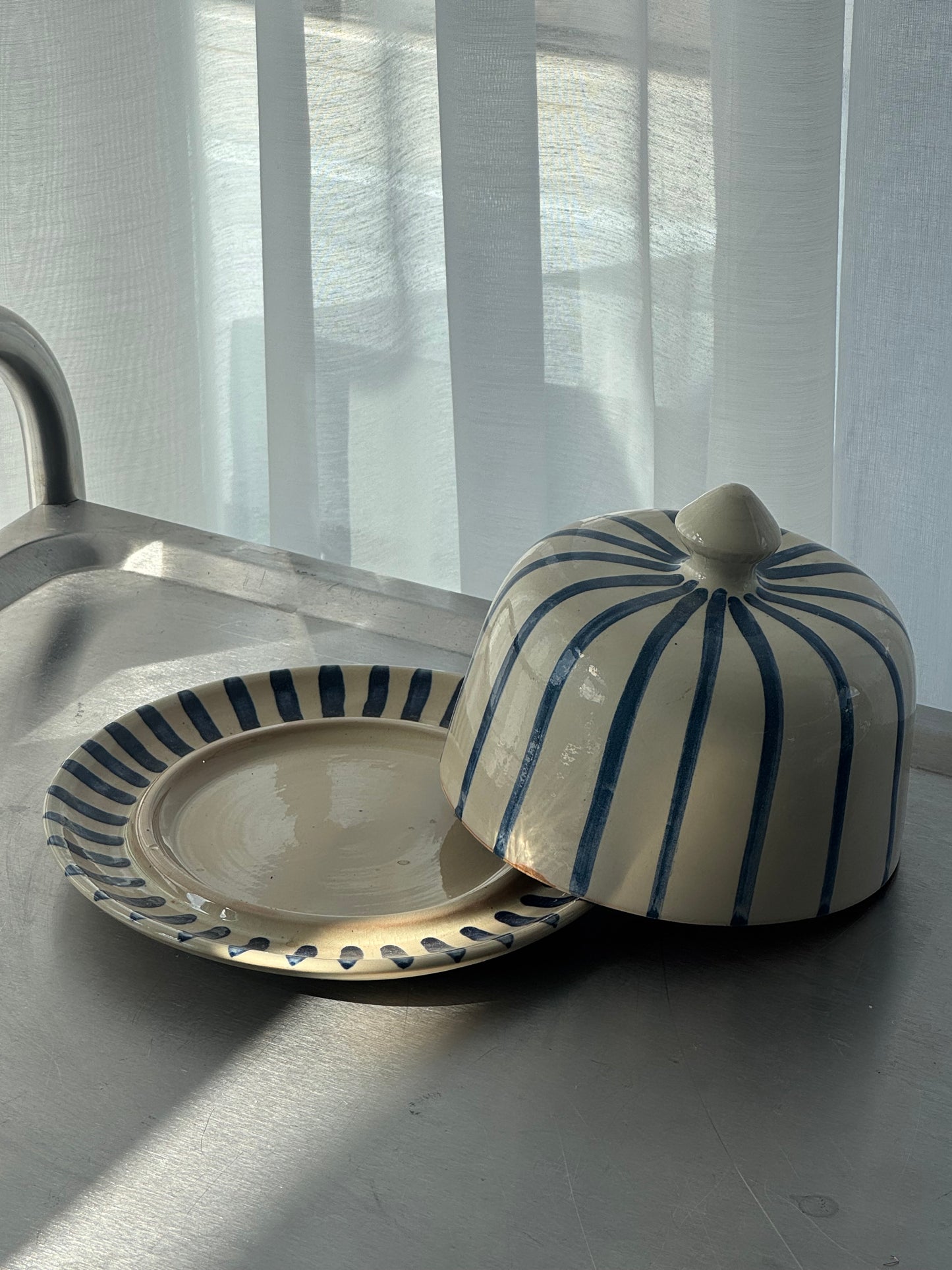 Serving dish with lid