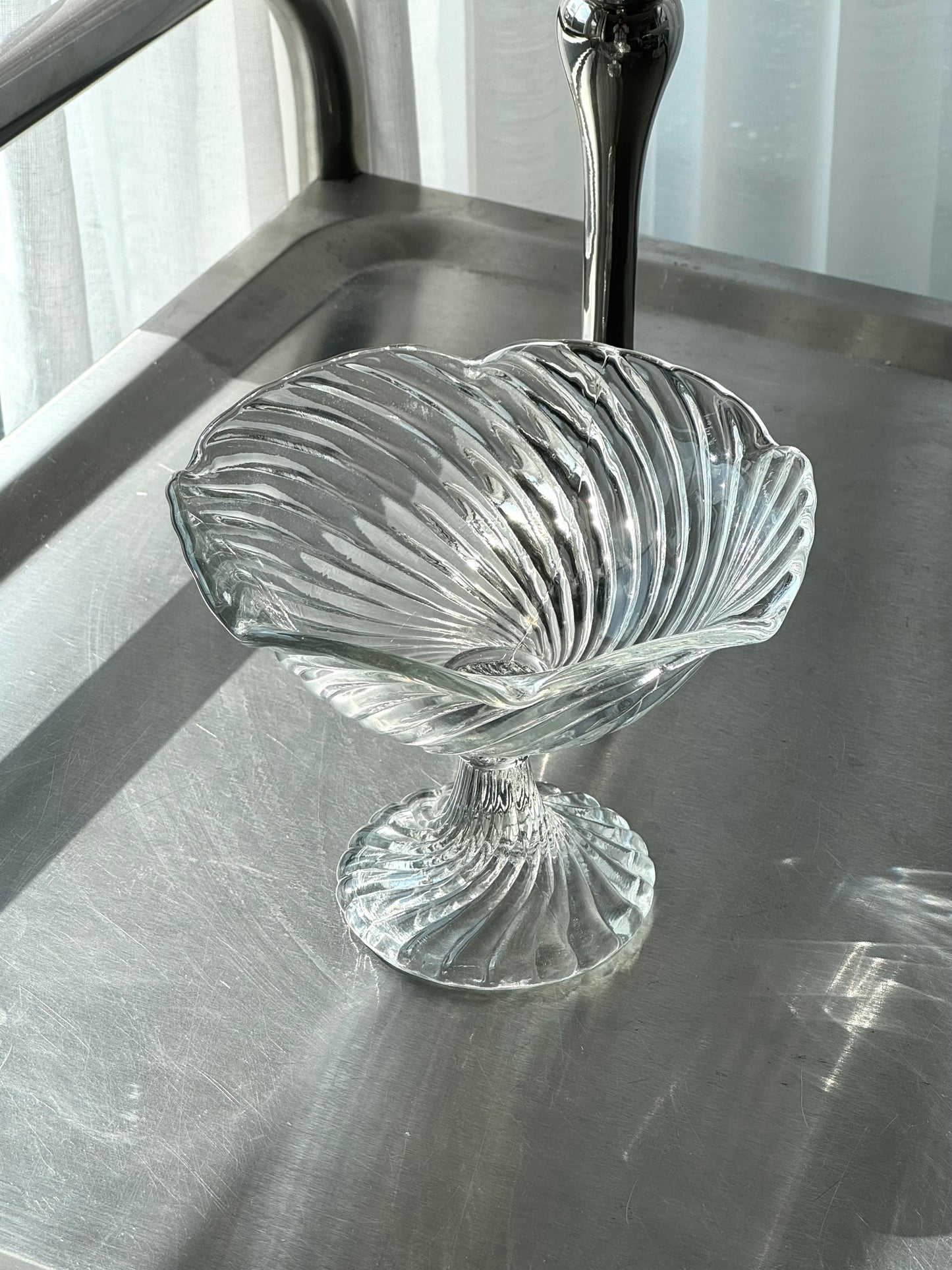 Glass bowl on foot