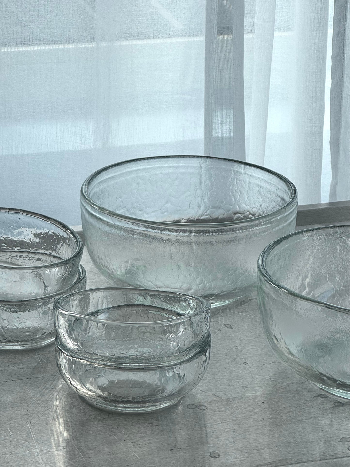 Structured glass bowls