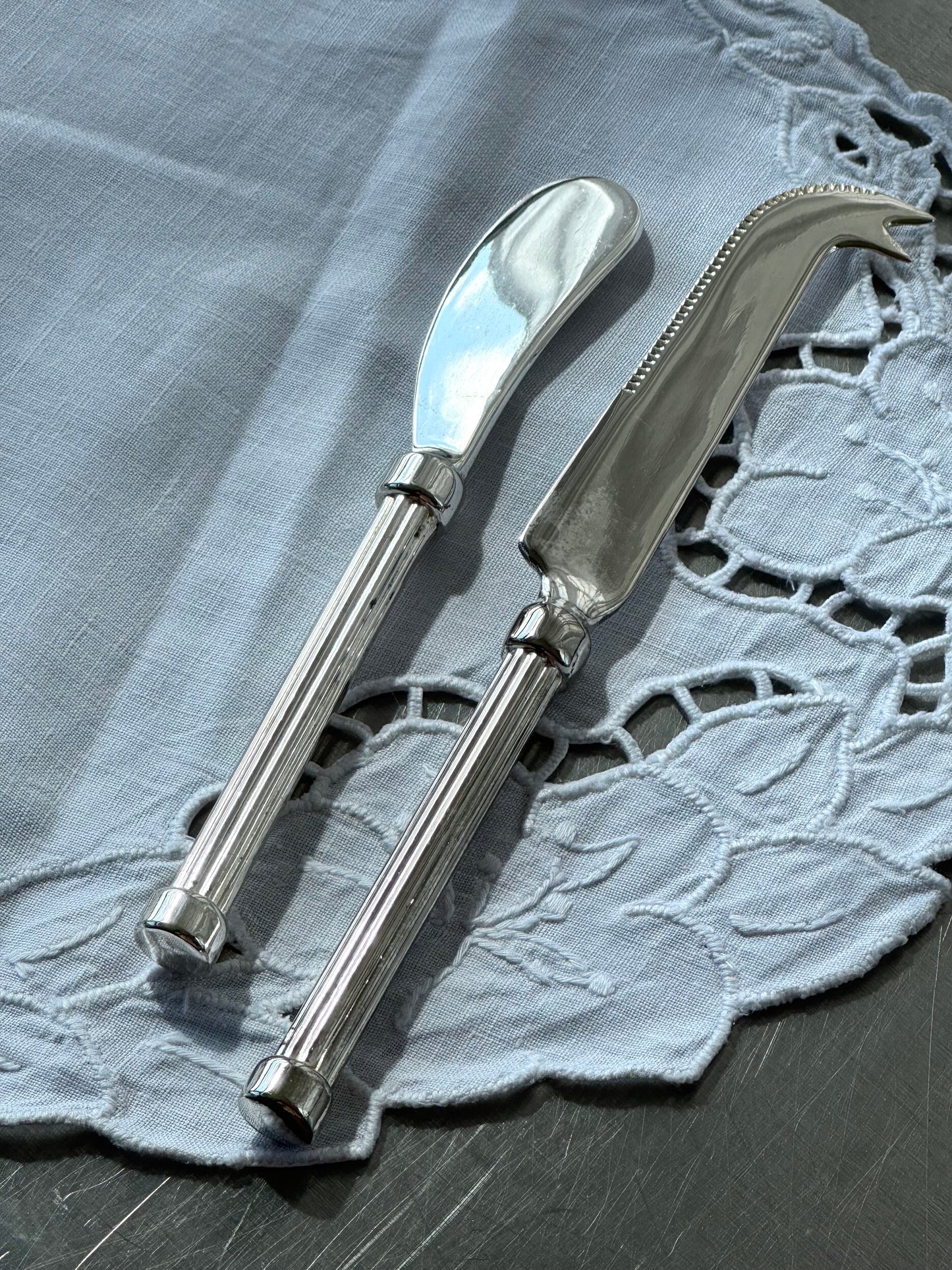 Cheese and butter knife set