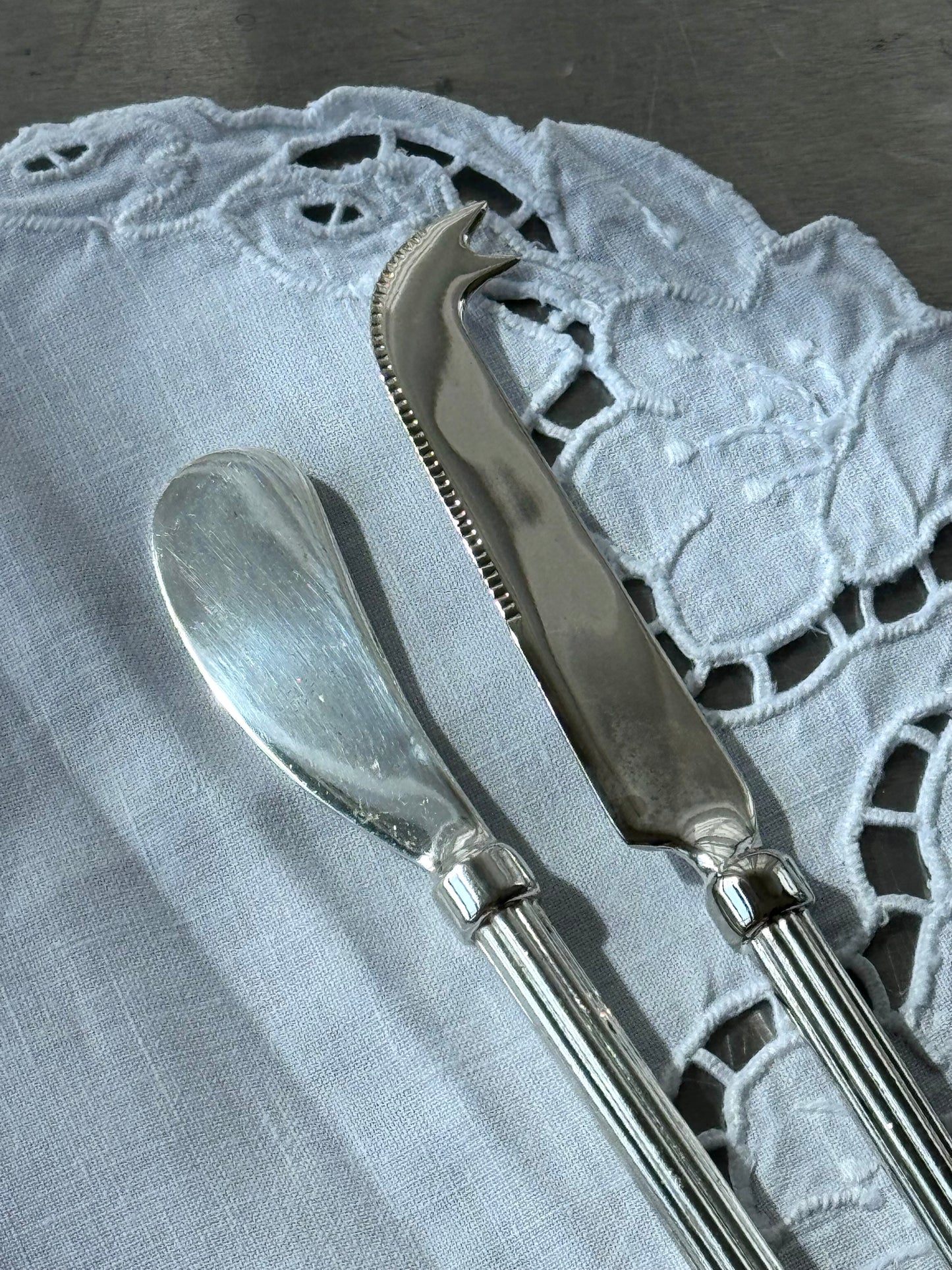 Cheese and butter knife set