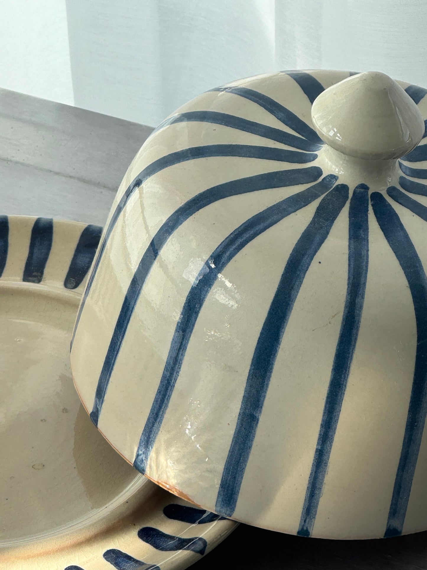 Serving dish with lid