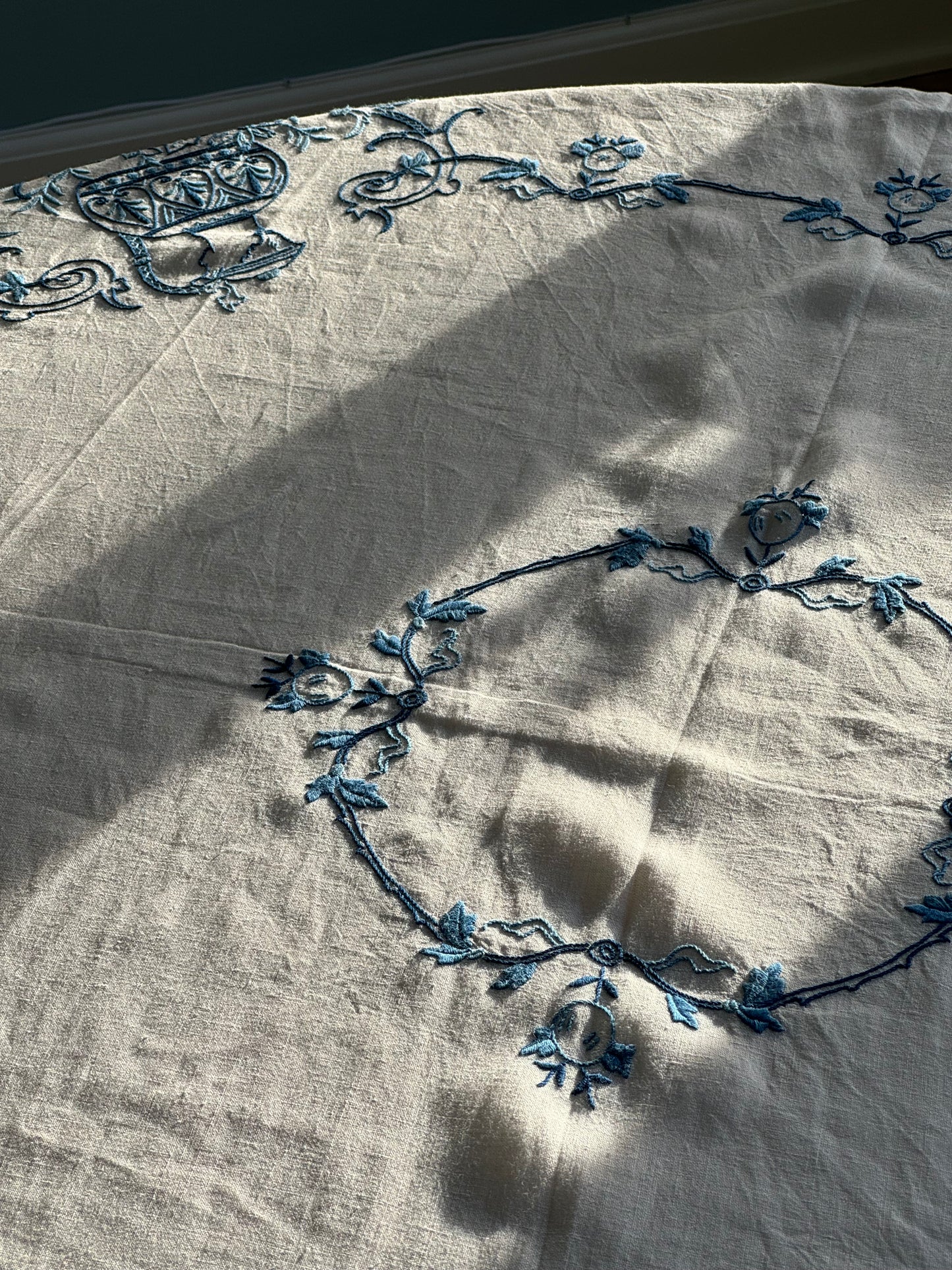 Blue detailed table cloth