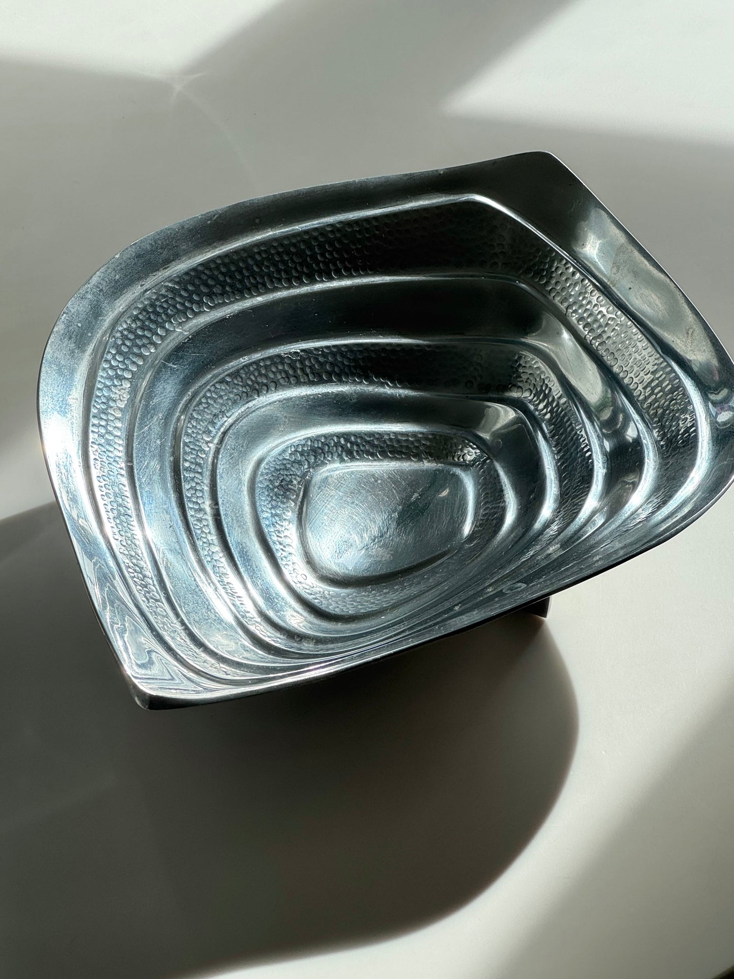 Aluminium fruit bowl