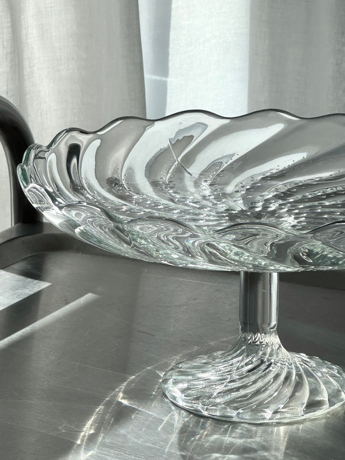 Swirling cake stand