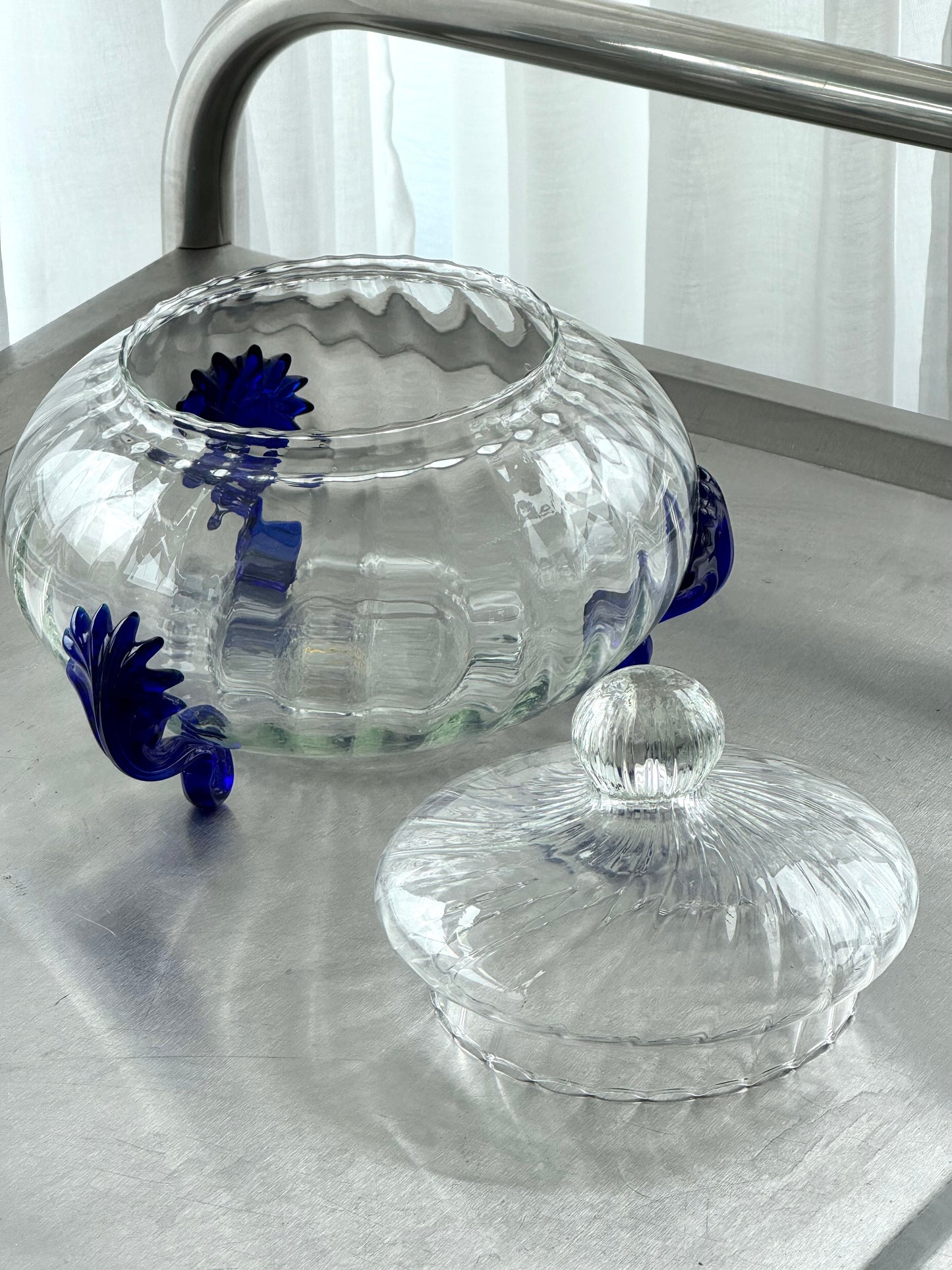 Swirling bonbonniere