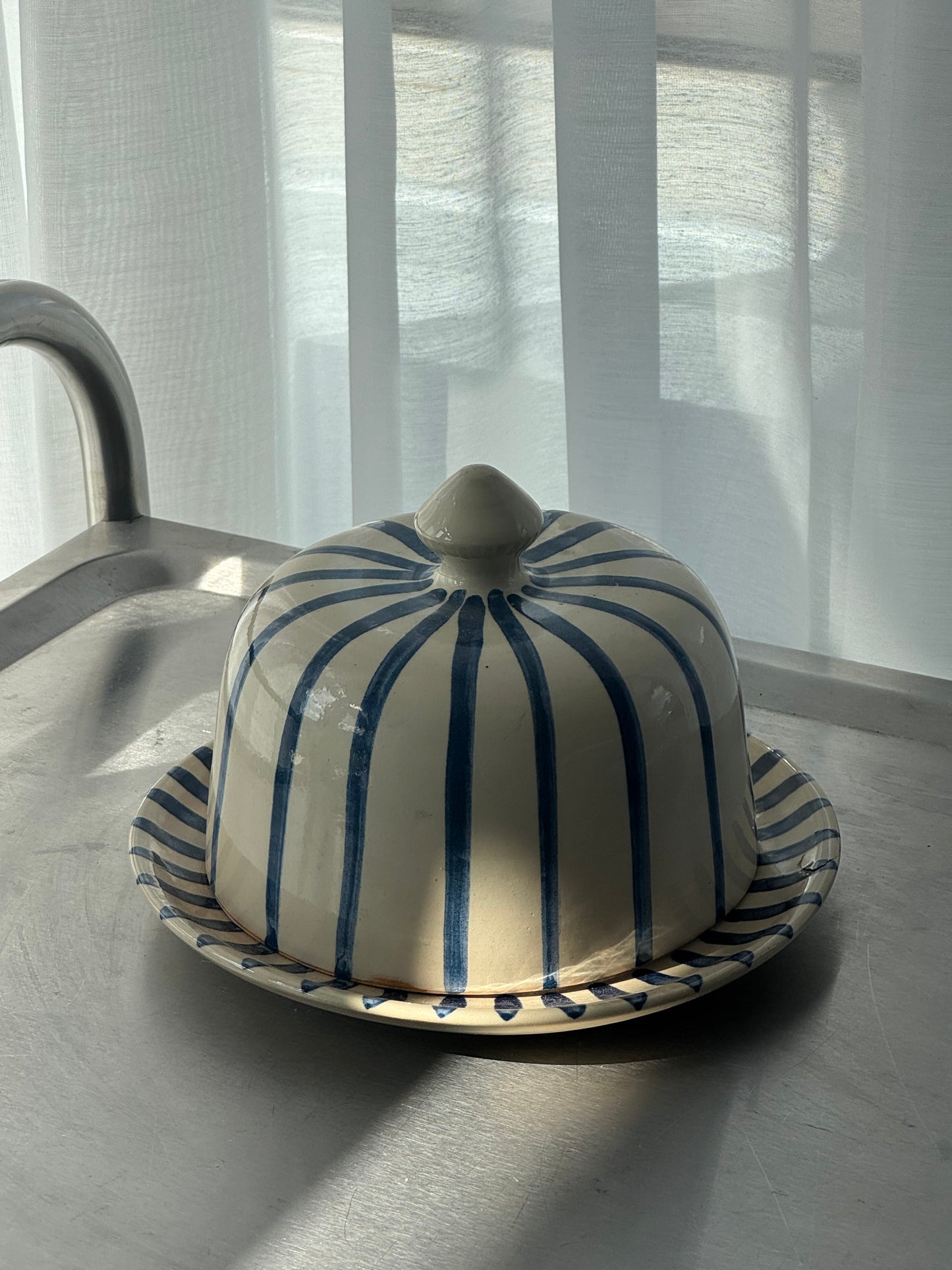 Serving dish with lid