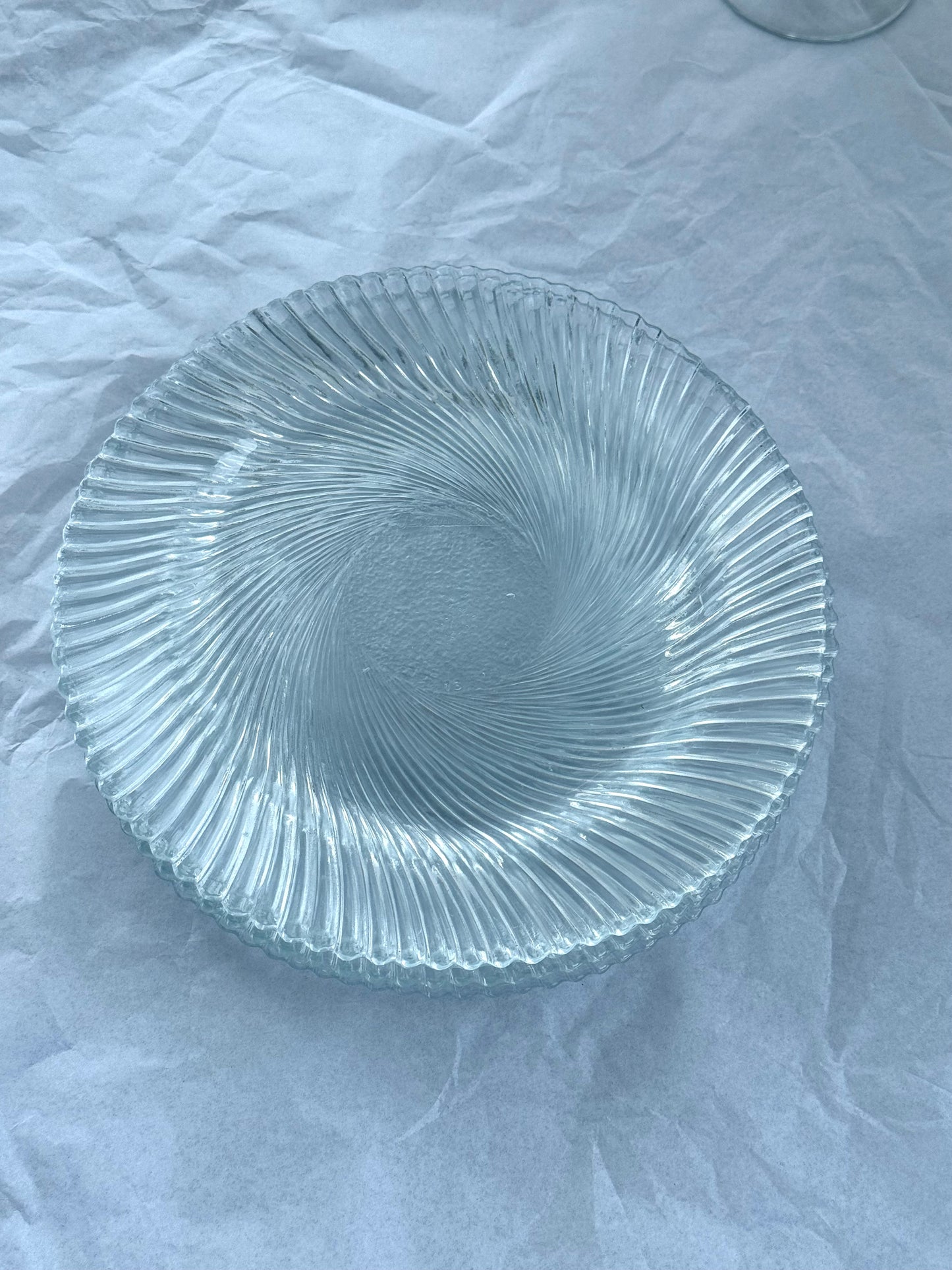 Swirl glass plates