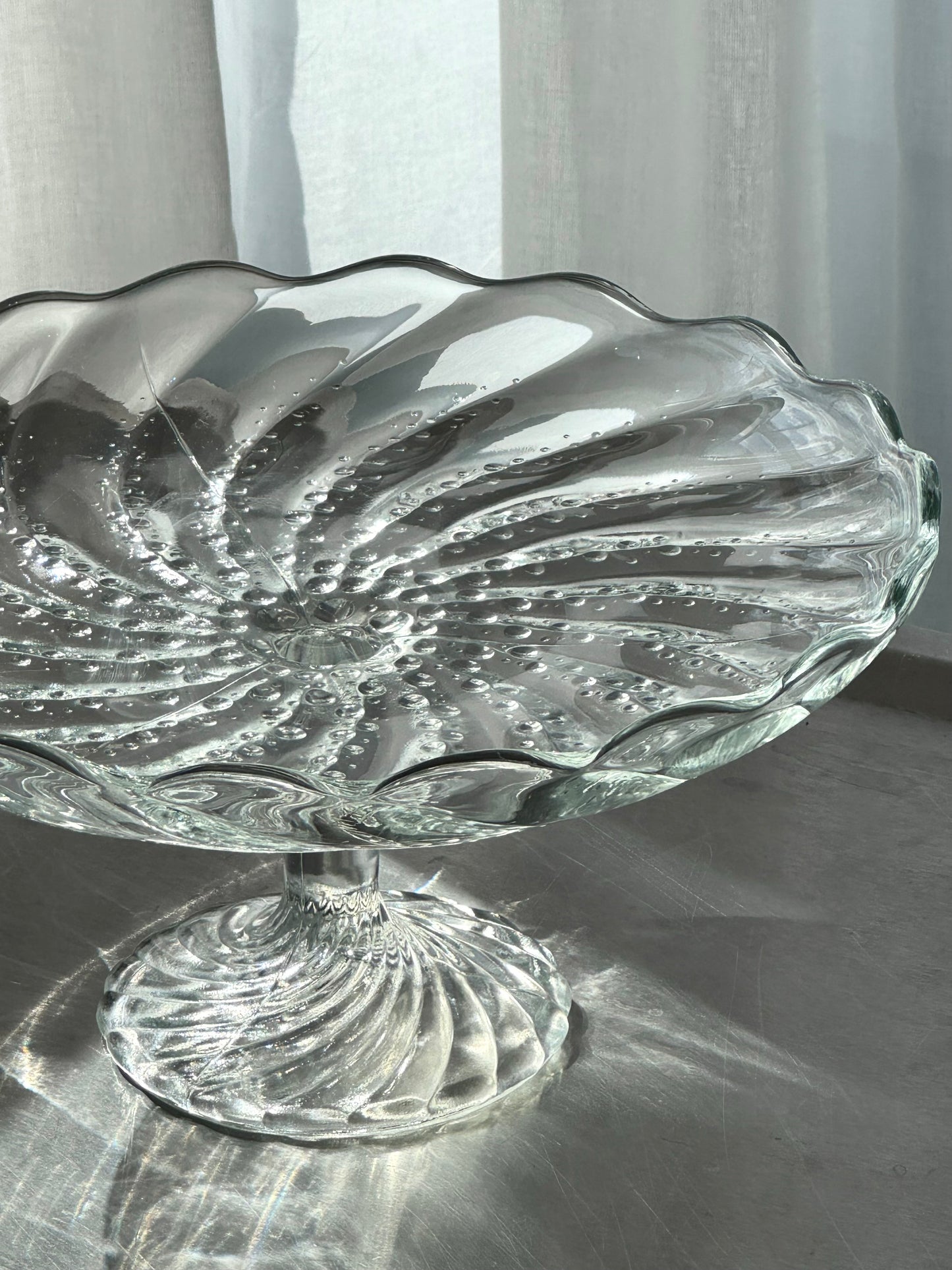 Swirling cake stand
