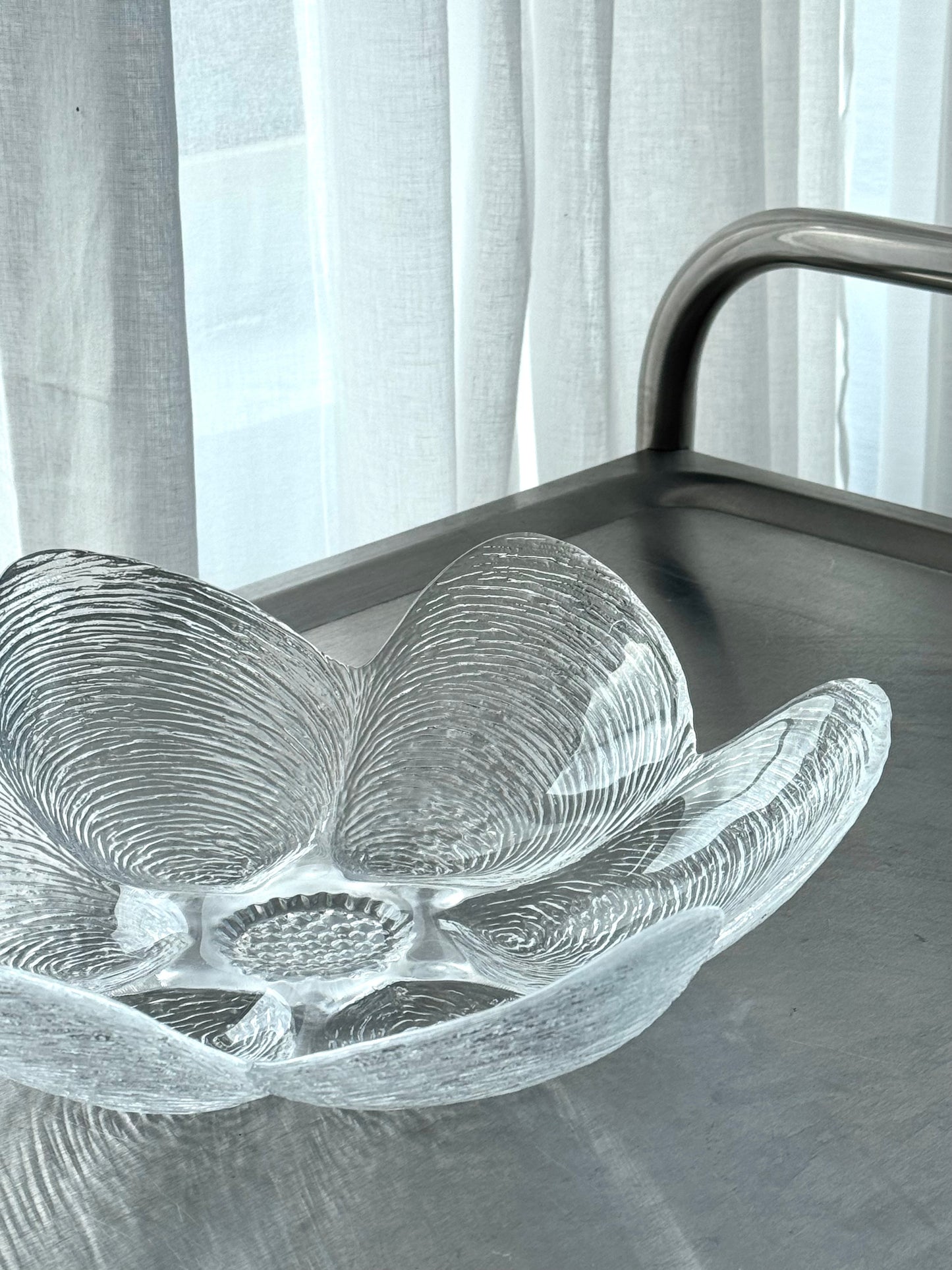 Glass clam dish