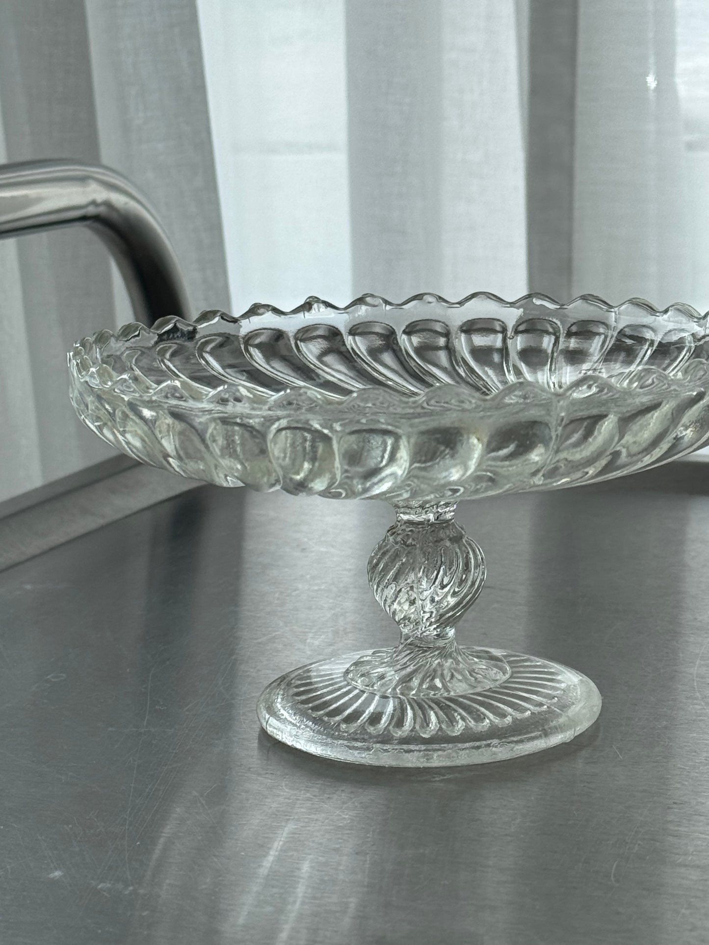Swirling cake stand