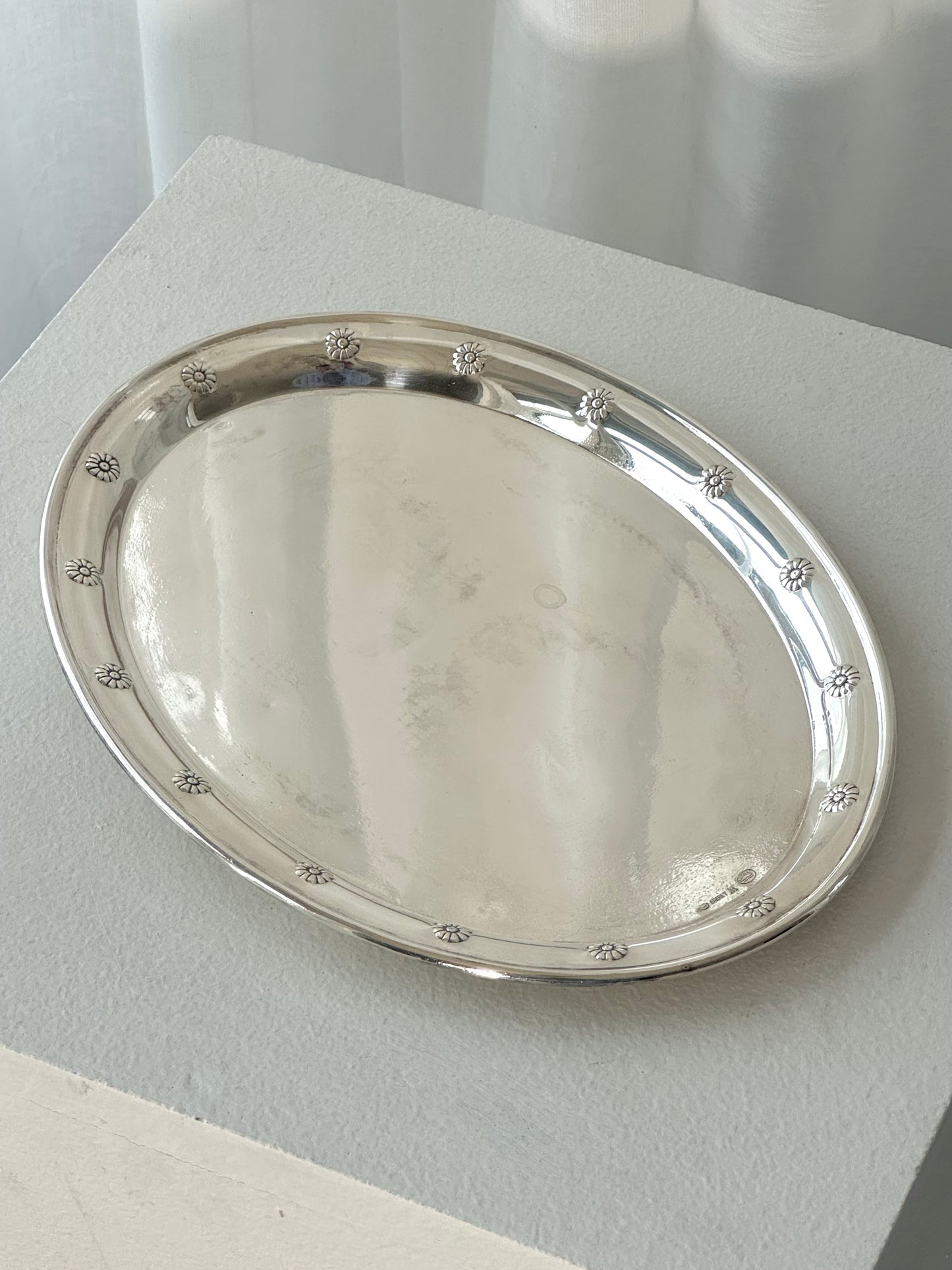 Bellis dishes, milk and sugar