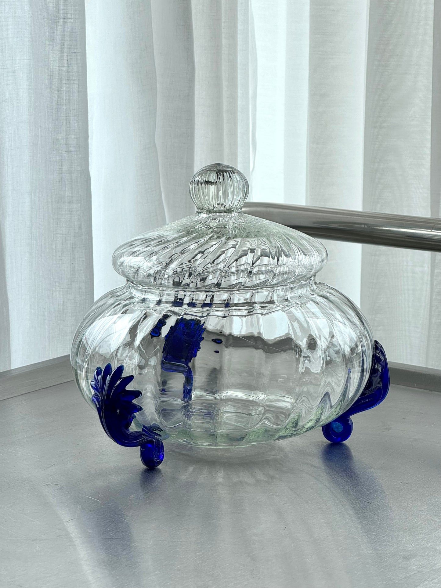 Swirling bonbonniere