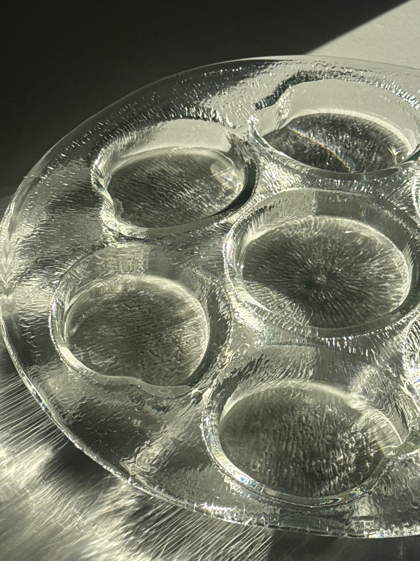Structured glass dish