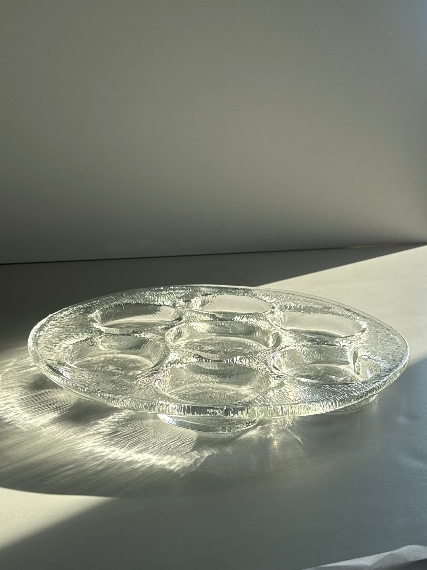 Structured glass dish
