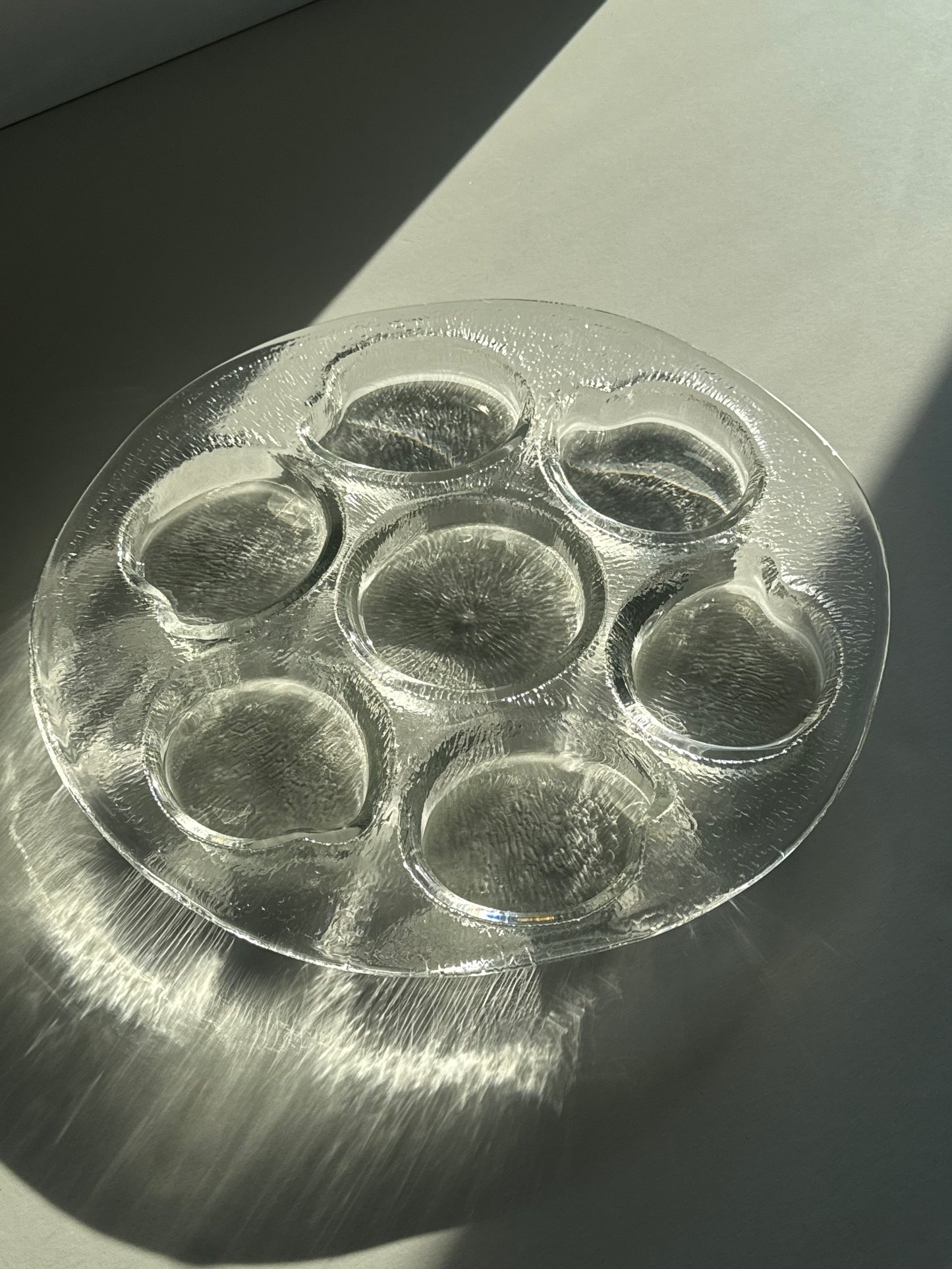 Structured glass dish