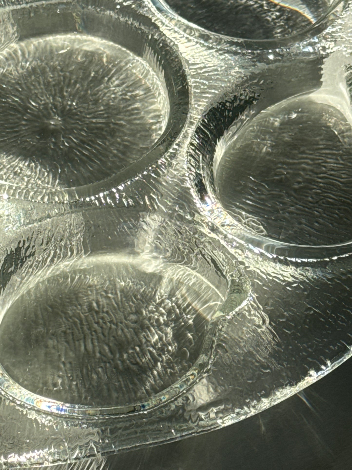 Structured glass dish