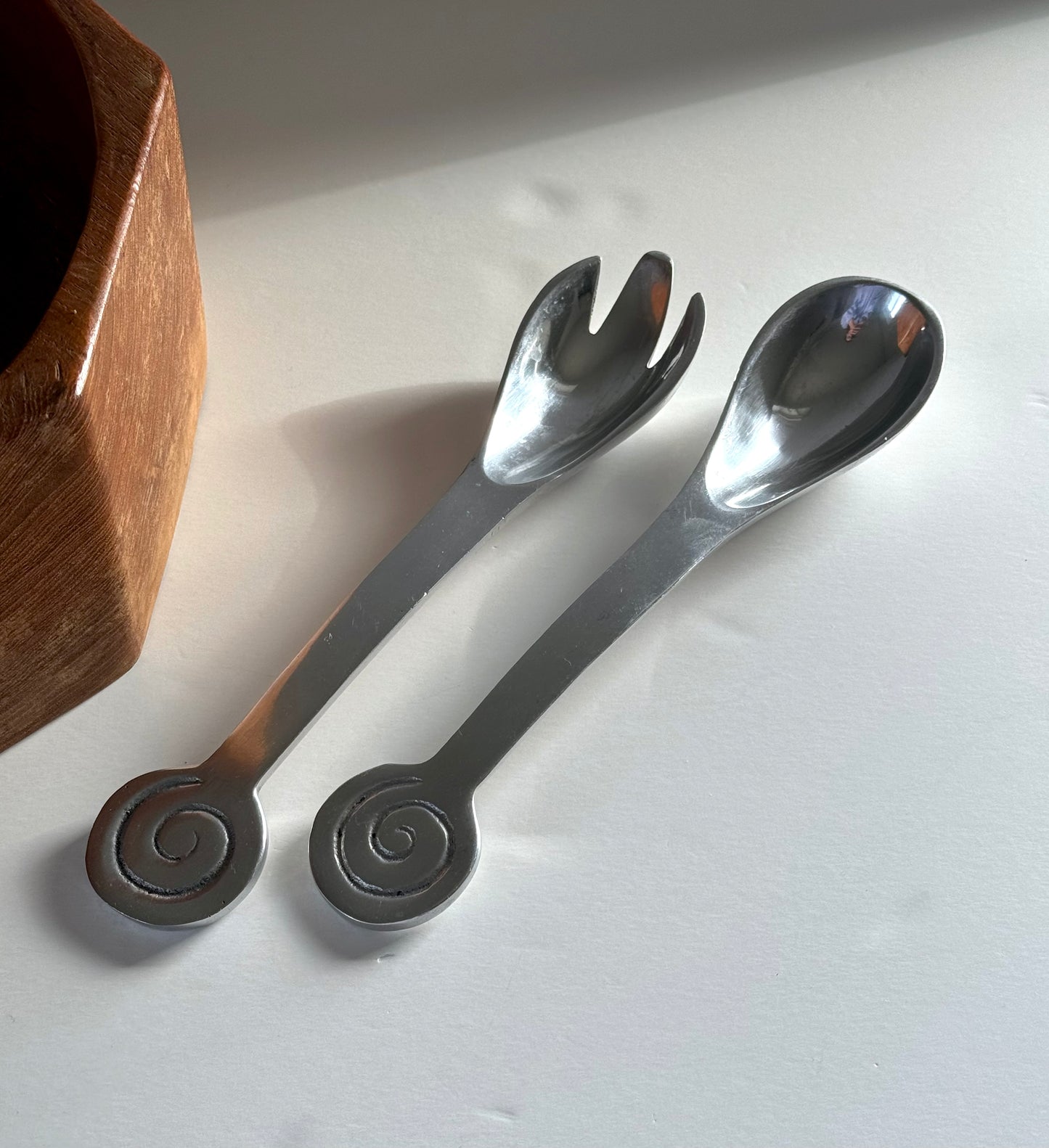 Swirl salad servers