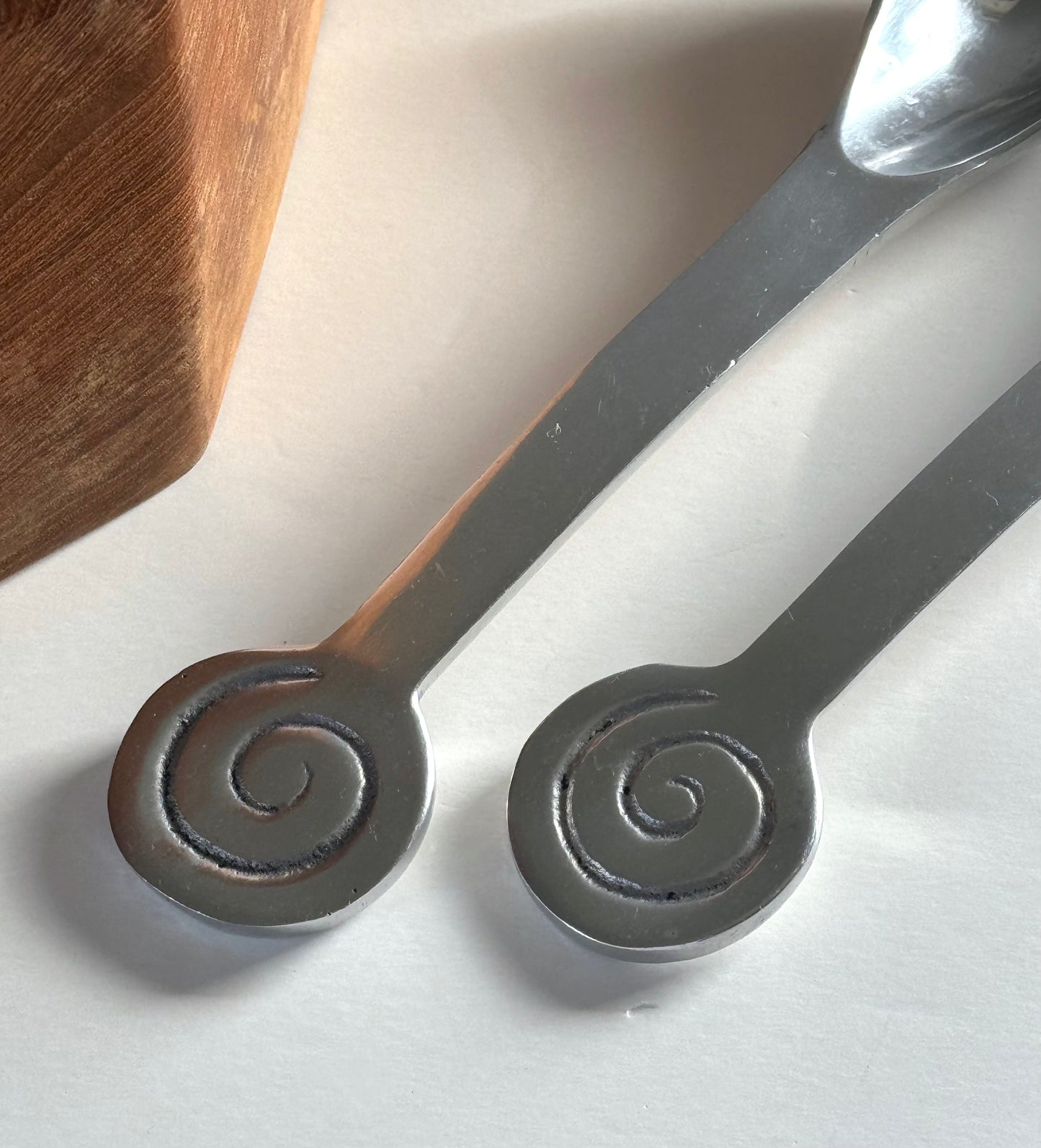 Swirl salad servers