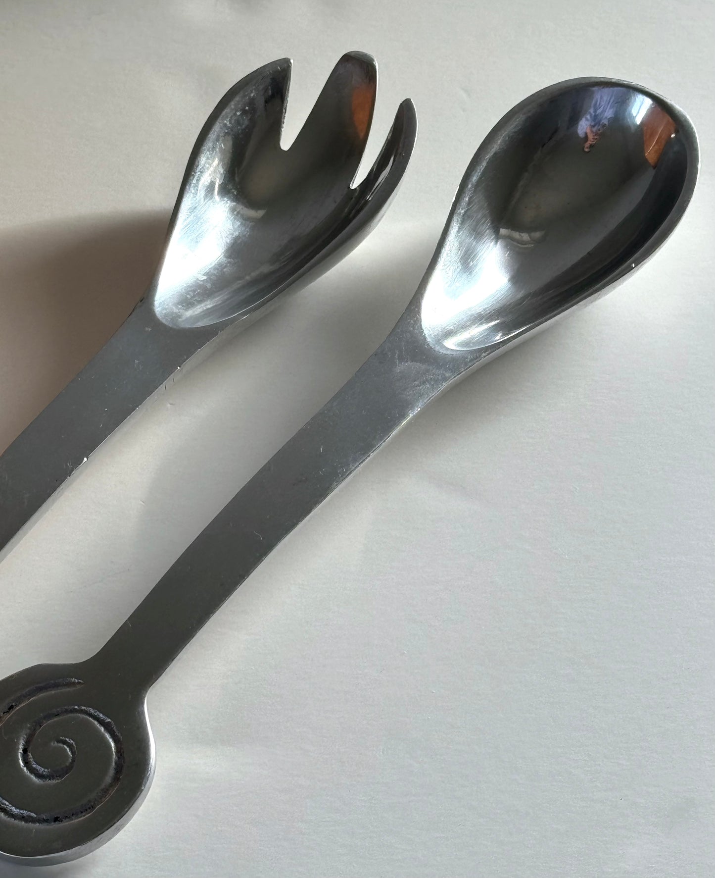 Swirl salad servers