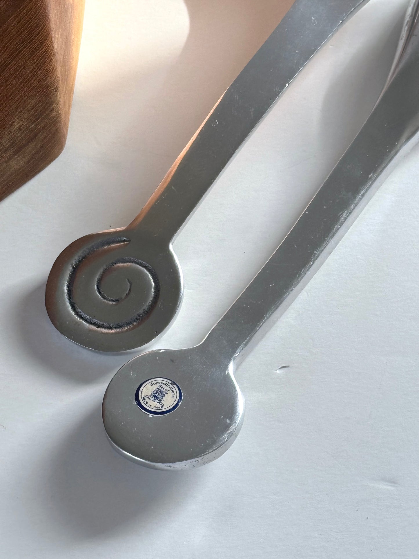 Swirl salad servers