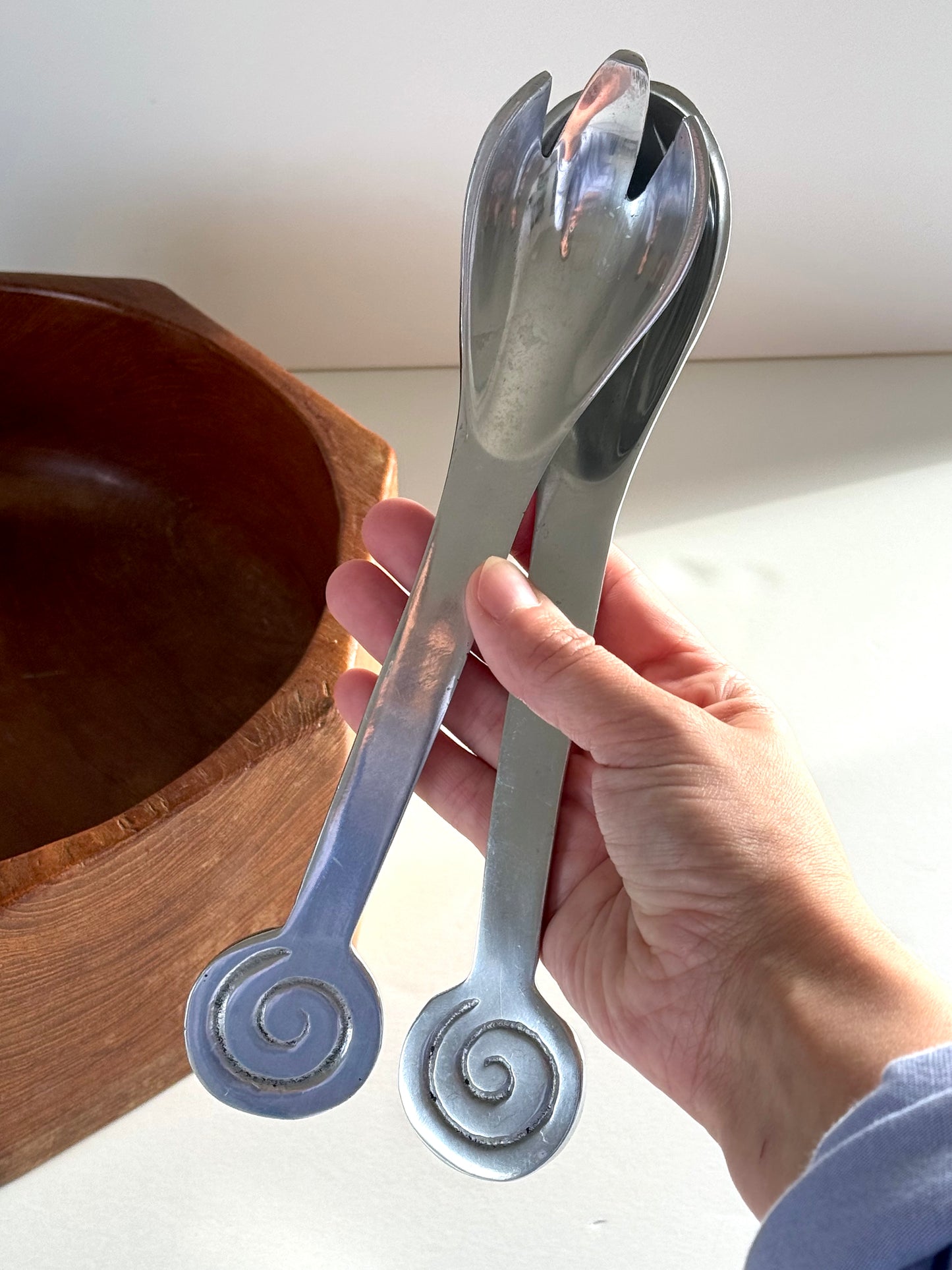 Swirl salad servers
