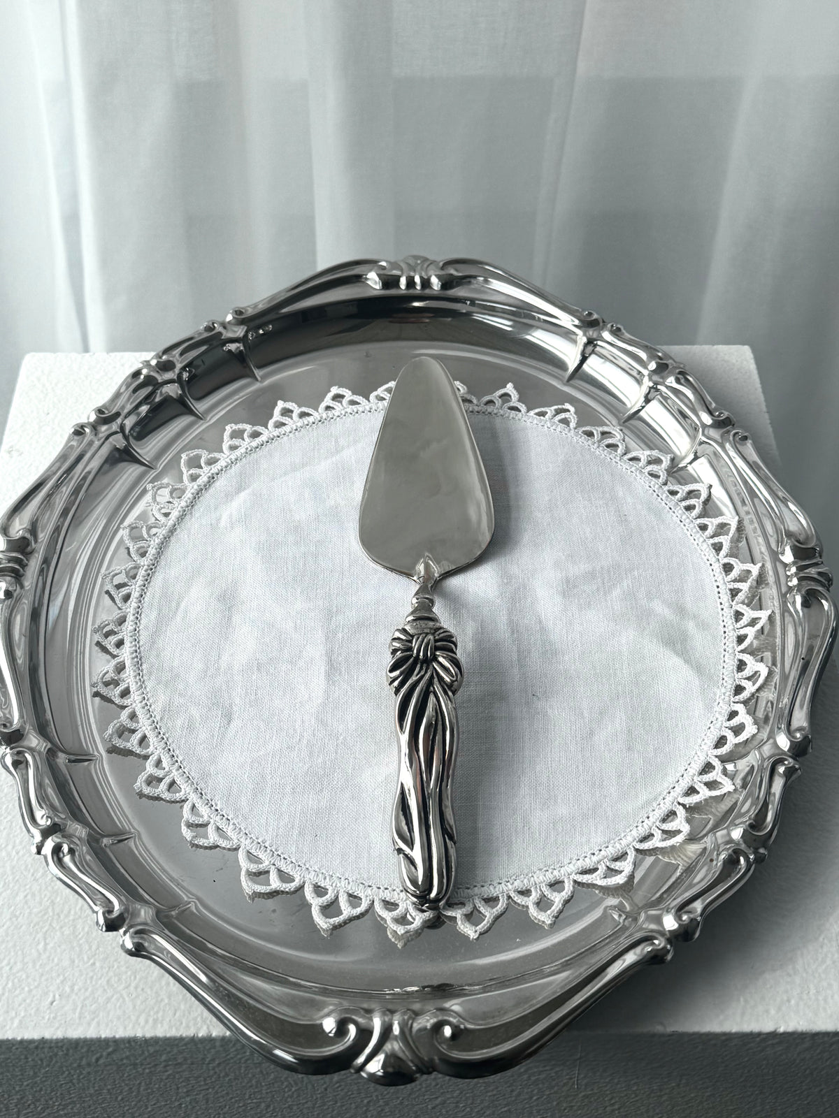Bow cake spade