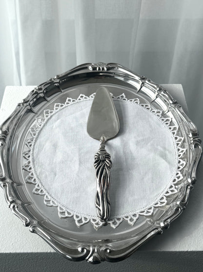Bow cake spade