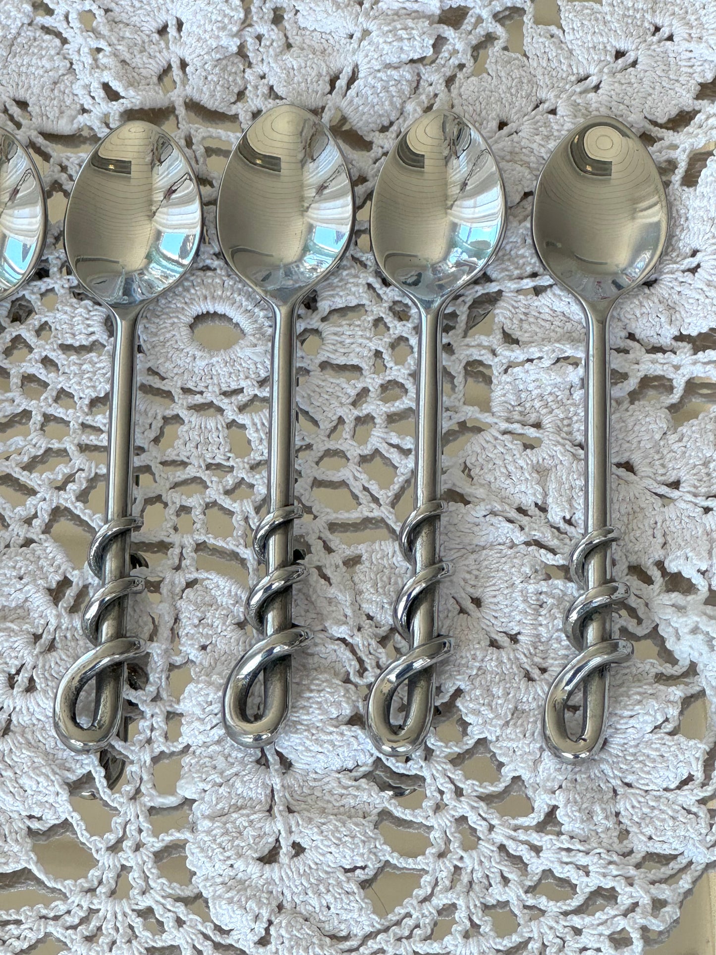 Swirl spoons