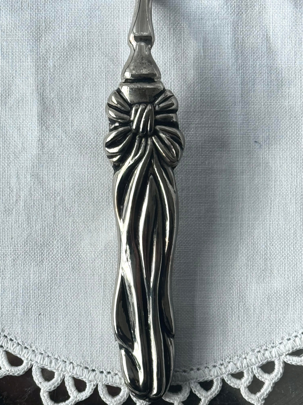Bow cake spade