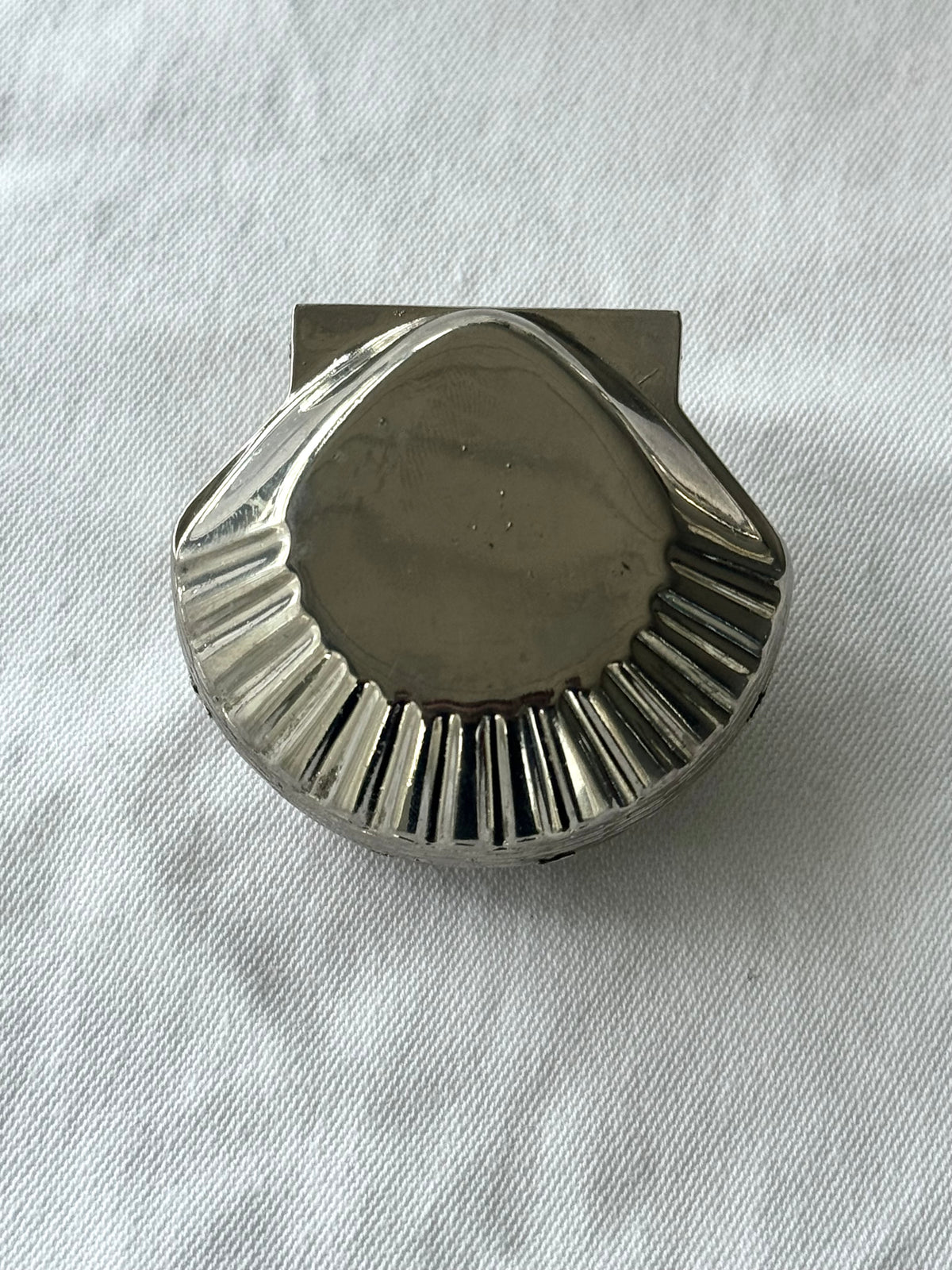 Silver plated clam