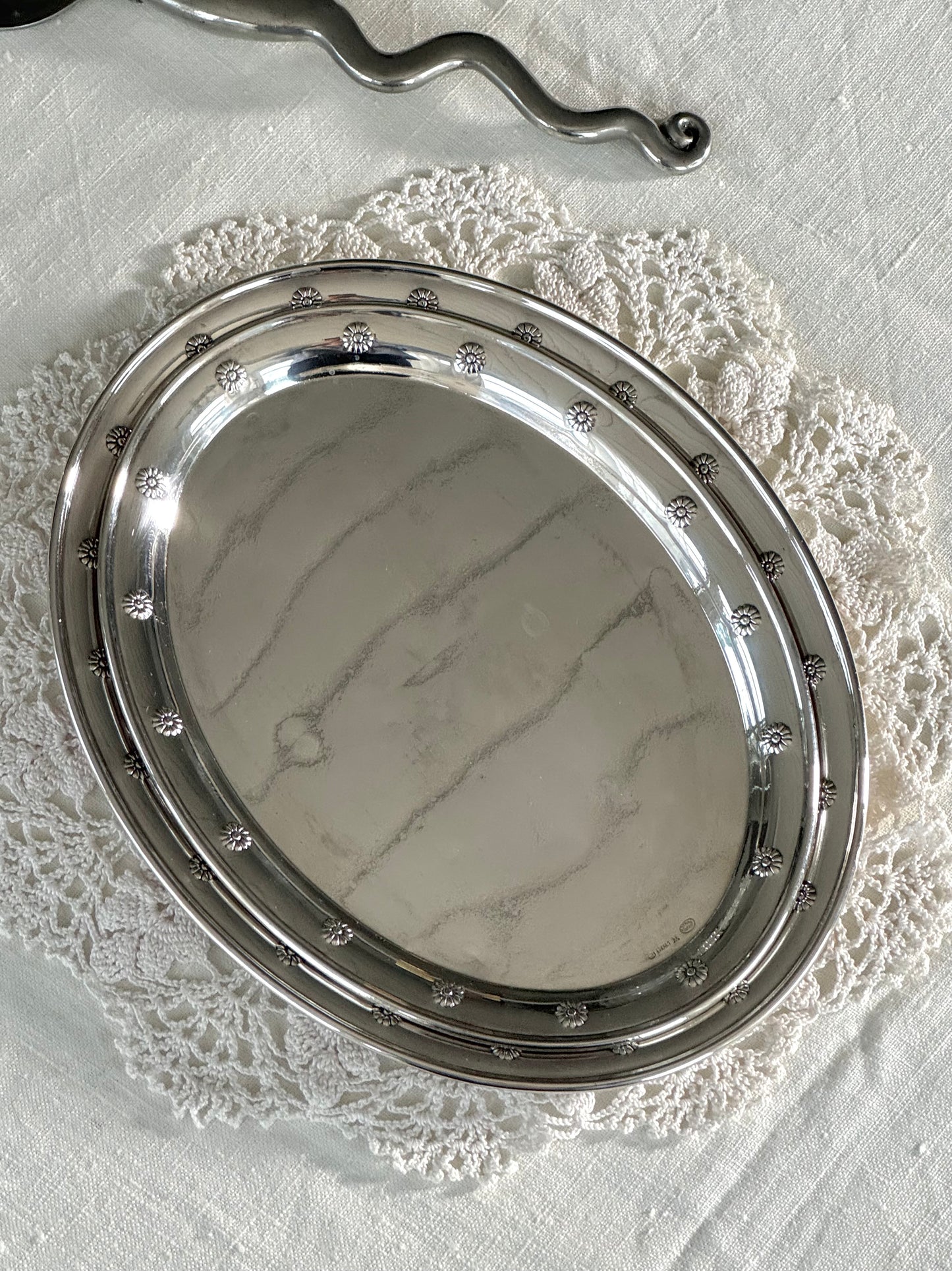 Bellis dishes, milk and sugar