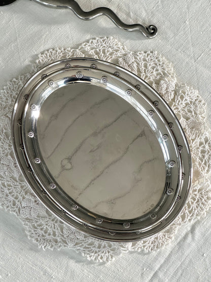 Bellis dishes, milk and sugar