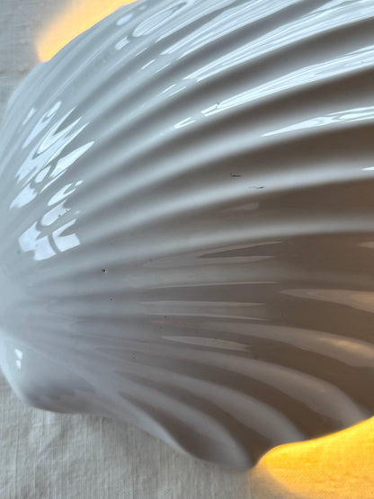 Porcelain clam lamp
