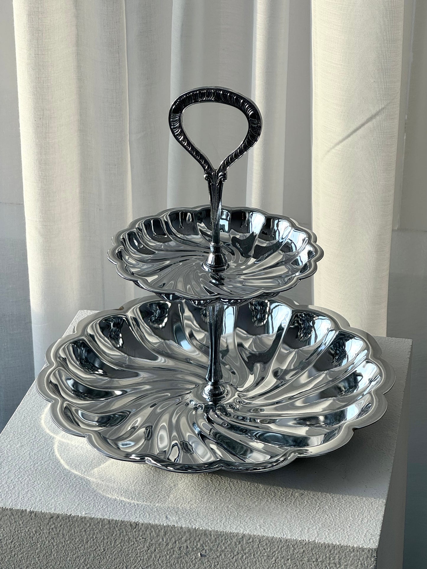 Swirling etagere
