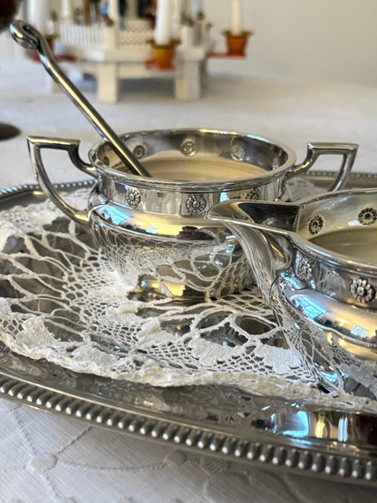 Bellis dishes, milk and sugar