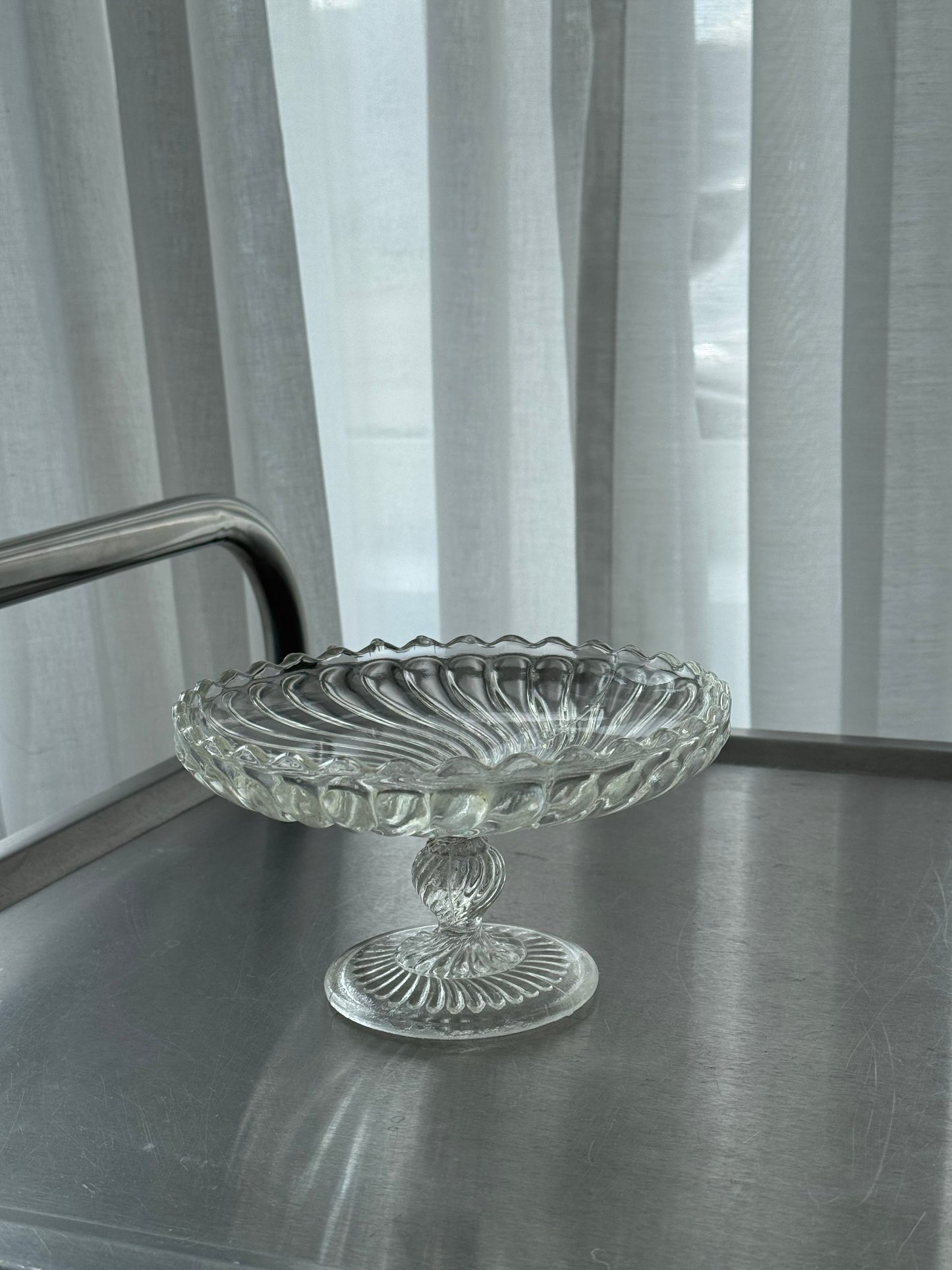 Swirling cake stand