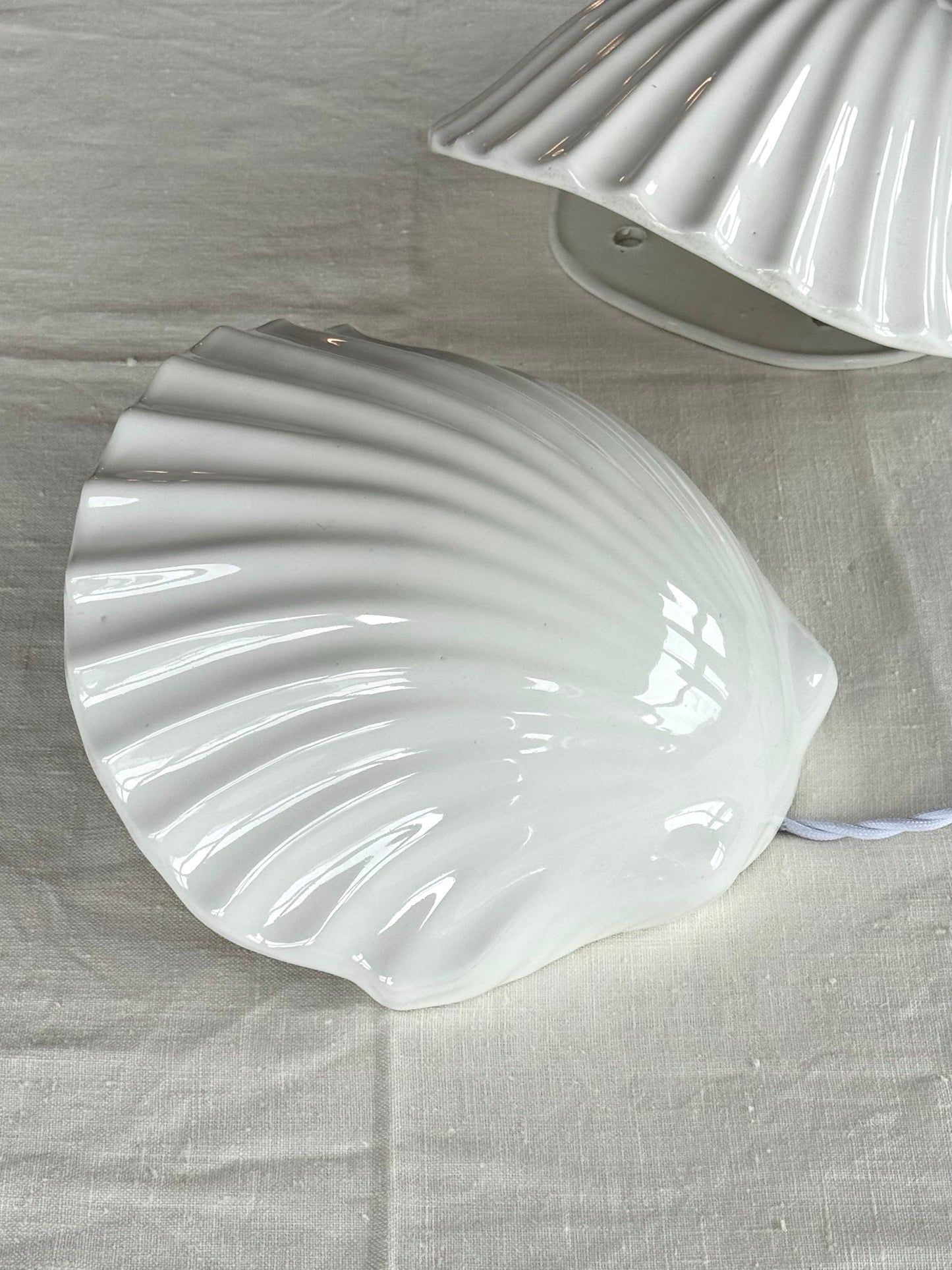 Porcelain clam lamp