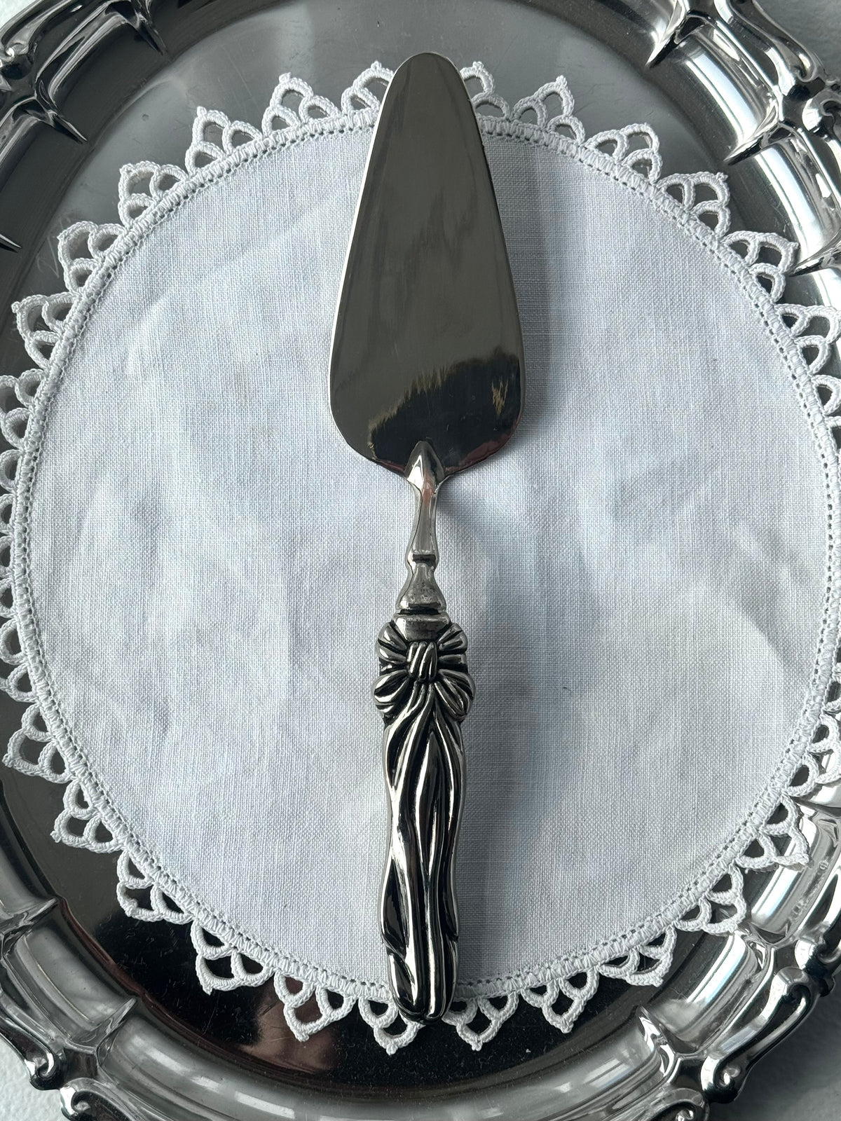 Bow cake spade