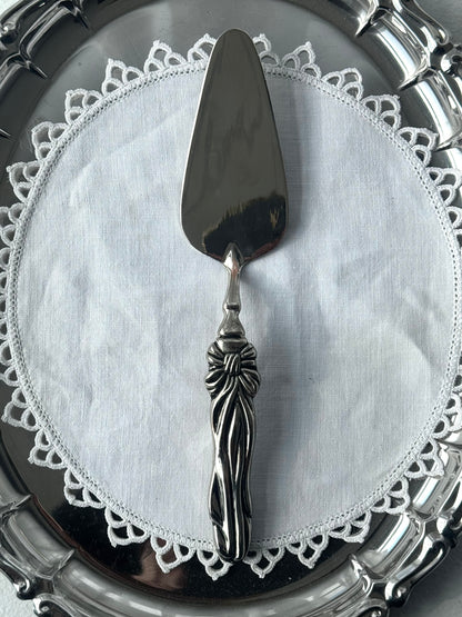 Bow cake spade