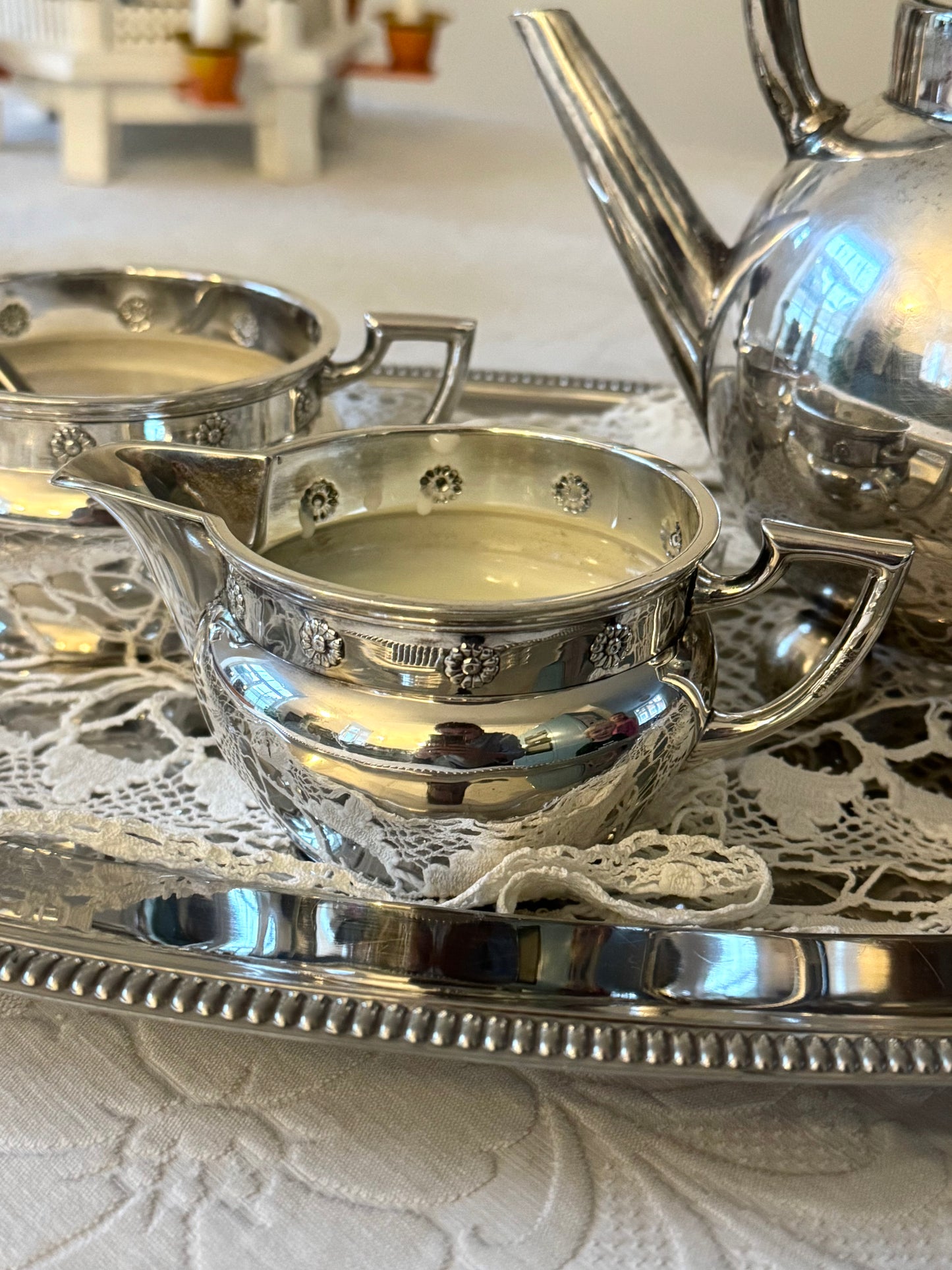 Bellis dishes, milk and sugar