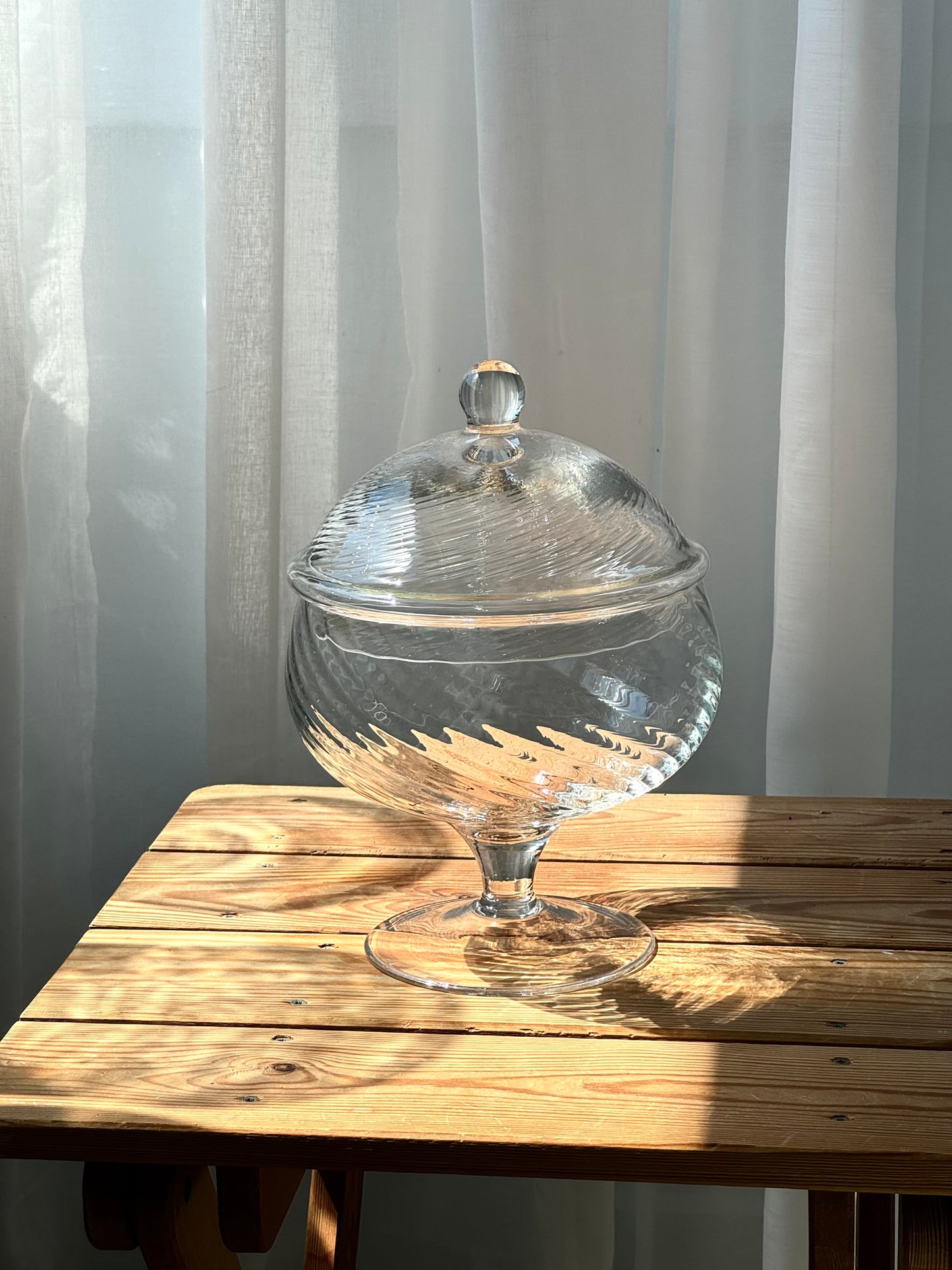 Swirling bonbonniere