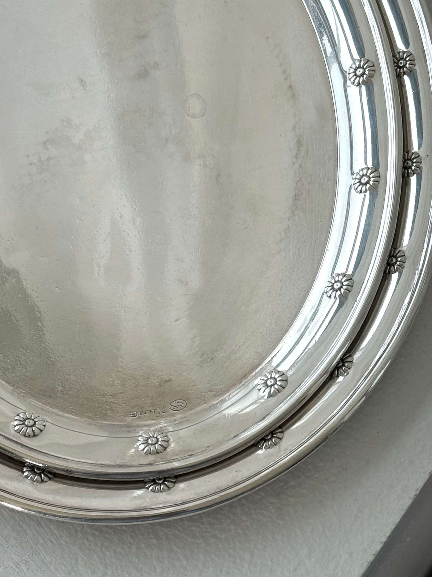 Bellis dishes, milk and sugar