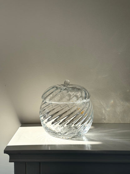 Swirling bonbonniere
