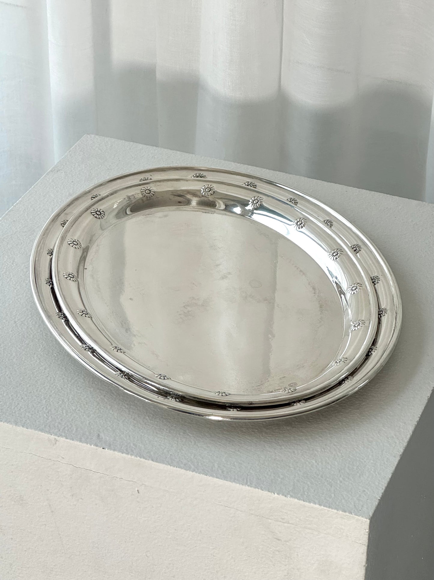 Bellis dishes, milk and sugar