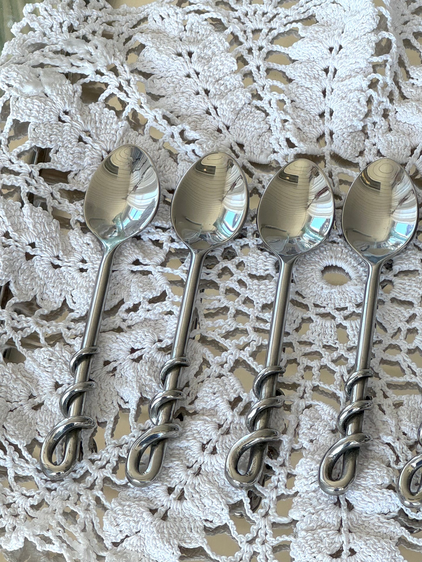 Swirl spoons
