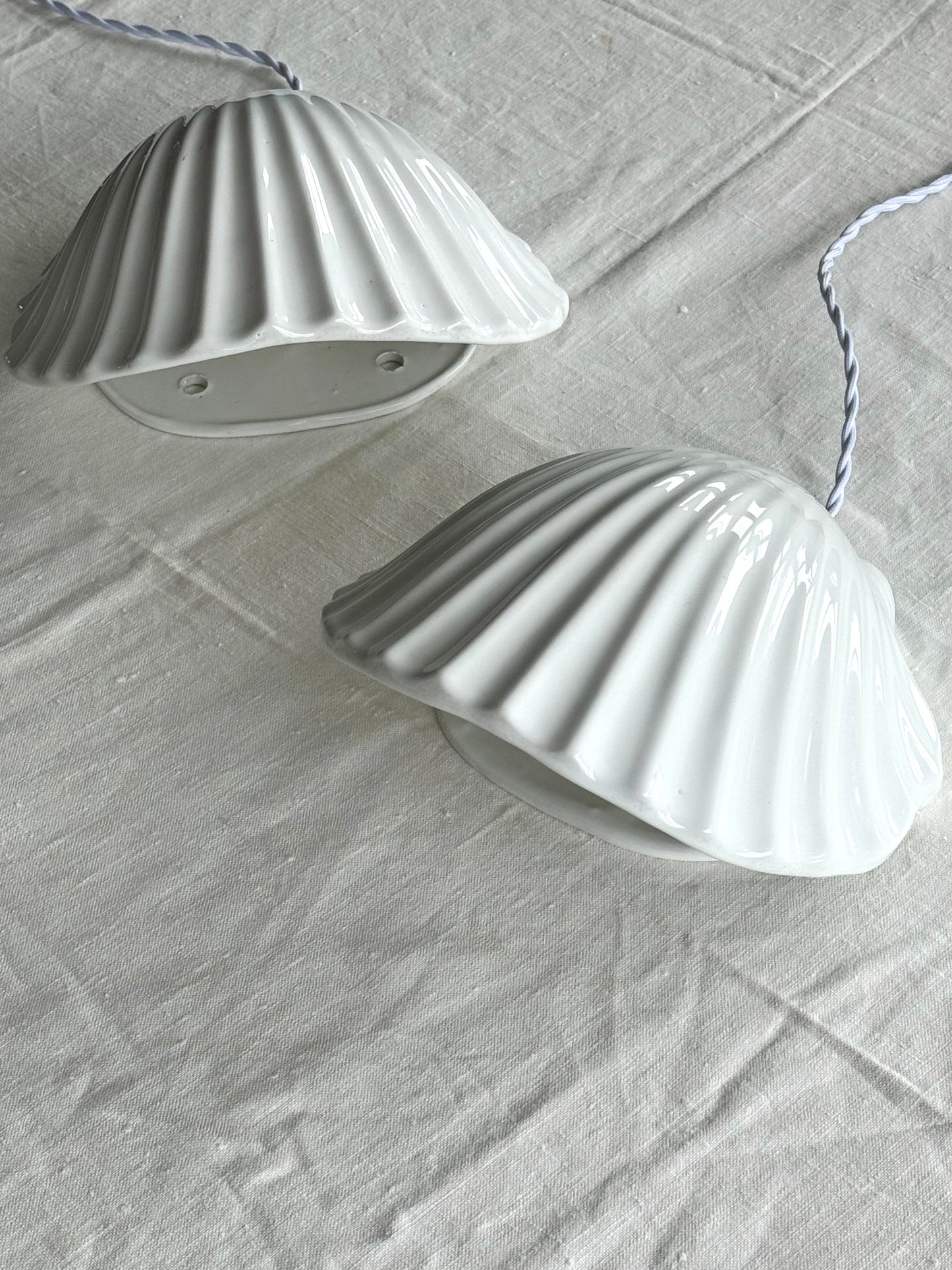 Porcelain clam lamp