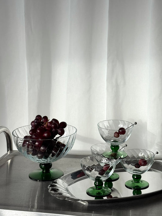 Swirling bowl on foot