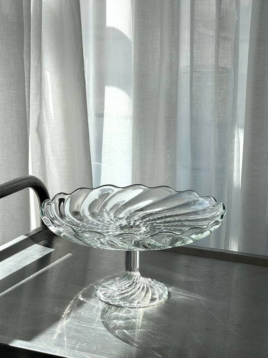 Swirling cake stand